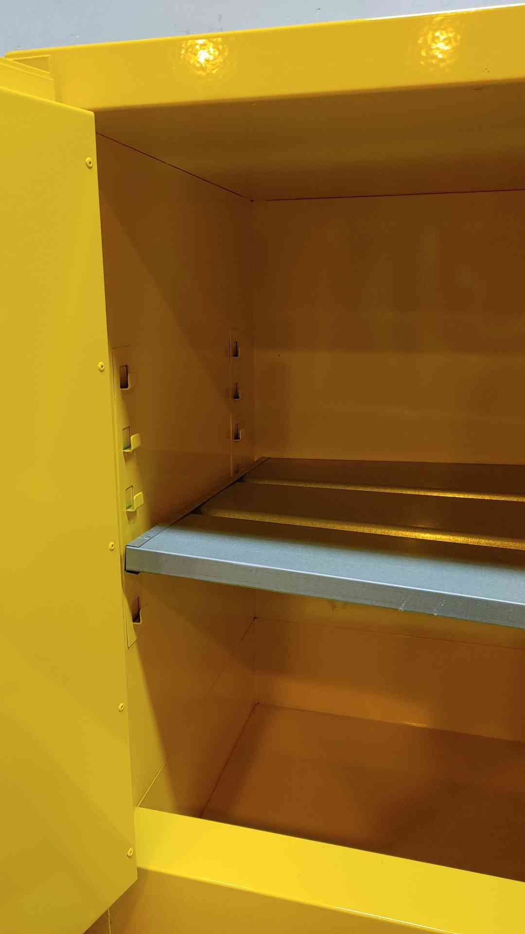 Justrite Flammable Liquid Storage Cabinet 22 Gal RMO8445(104100)