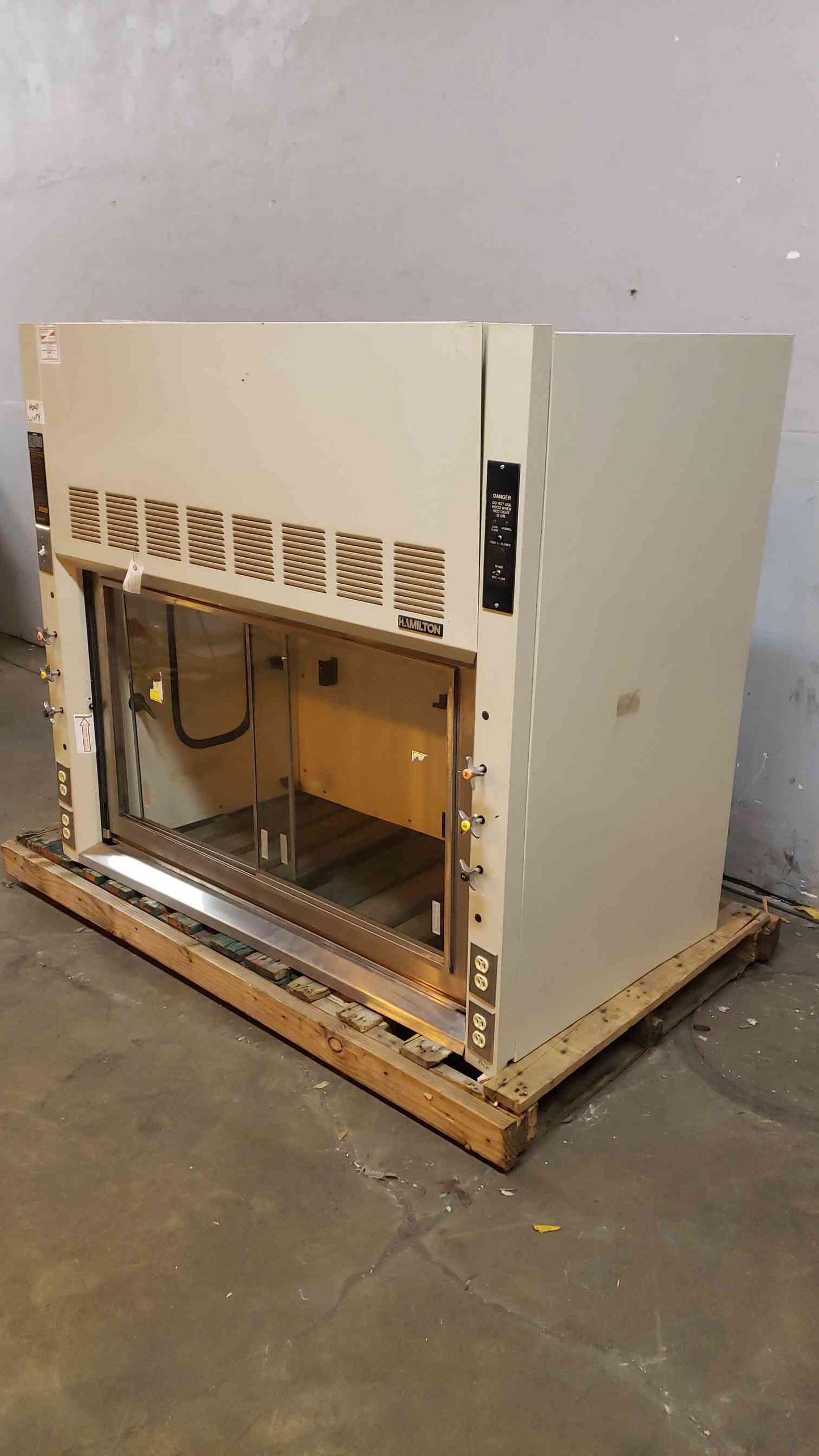 5' Hamilton SafeAire Ducted Fume Hood & Lab Bench(104262)