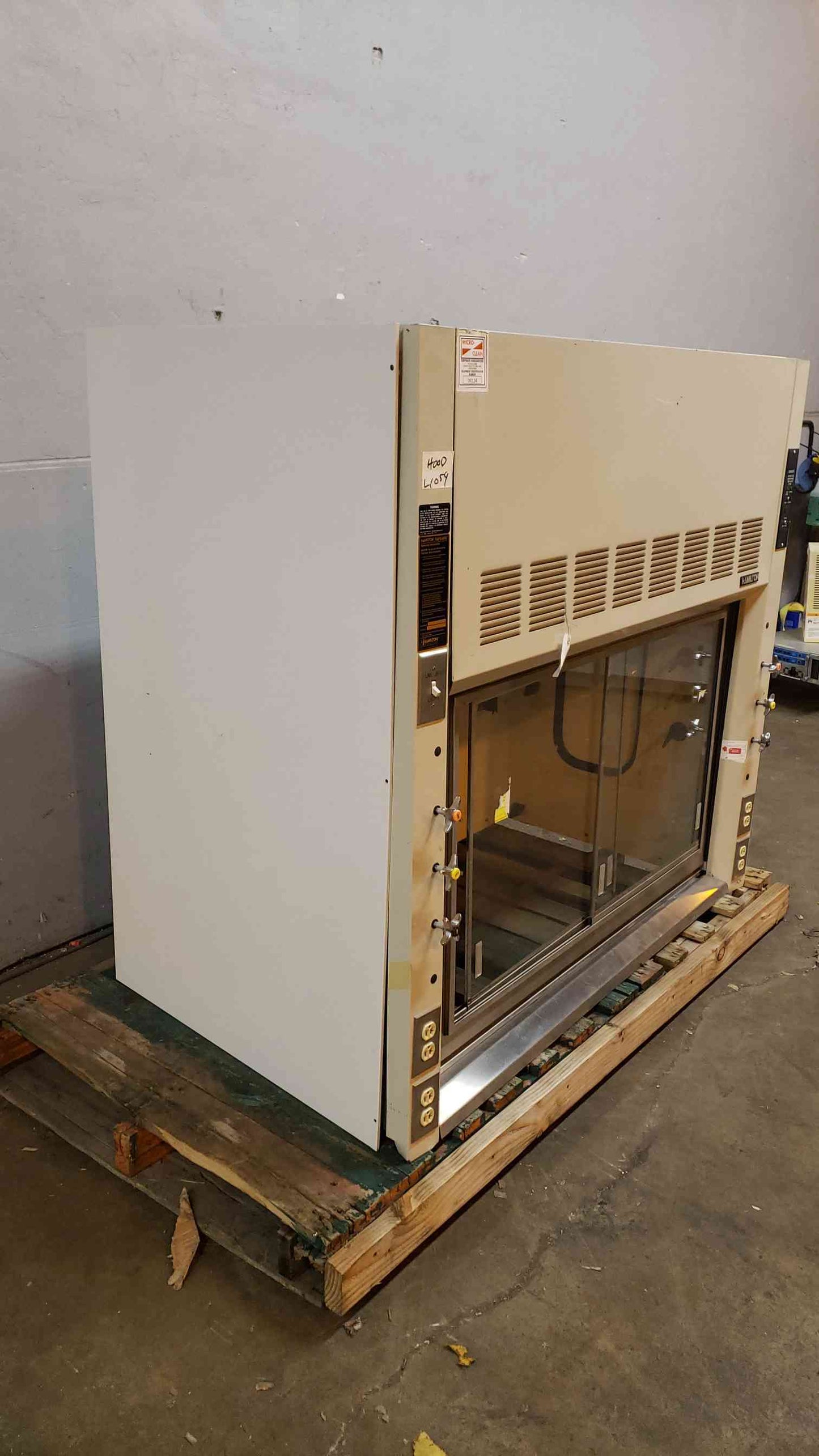 5' Hamilton SafeAire Ducted Fume Hood & Lab Bench(104262)