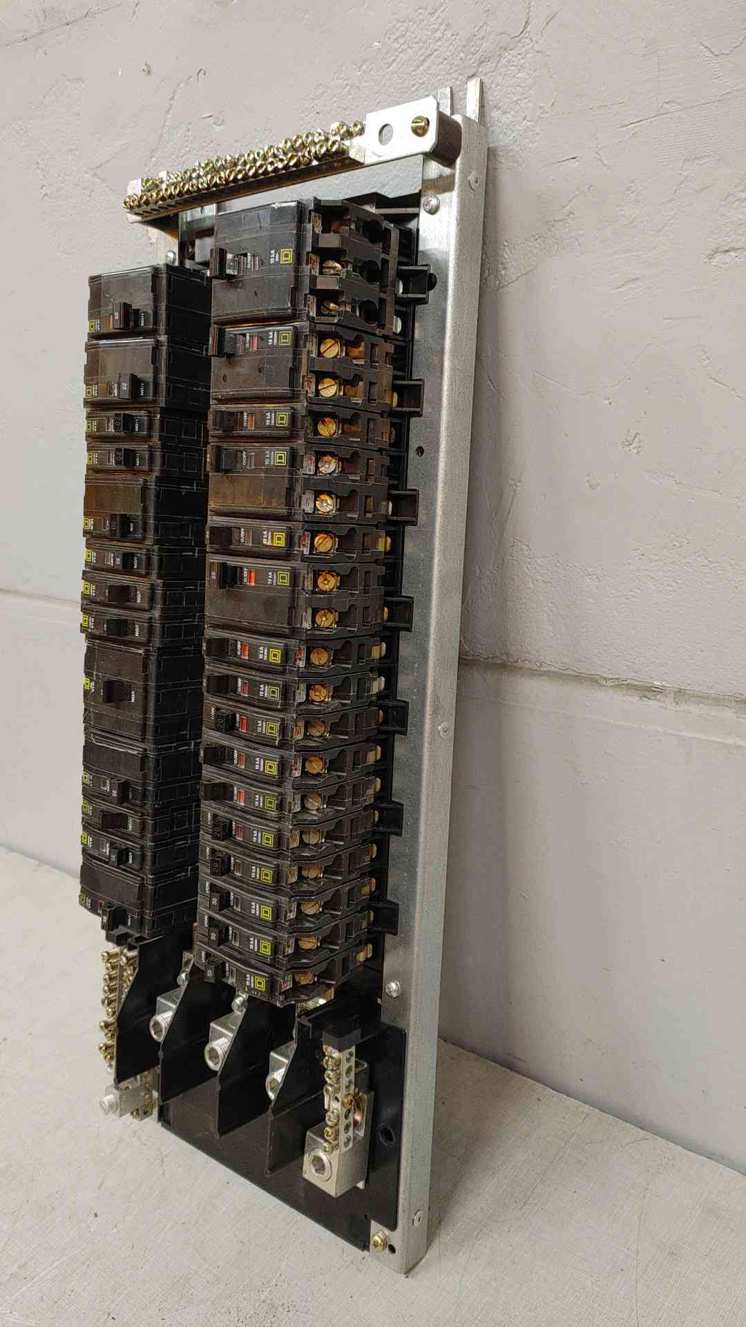 Circuit Breaker Panels Loaded with Breakers Bolt-In(104478)