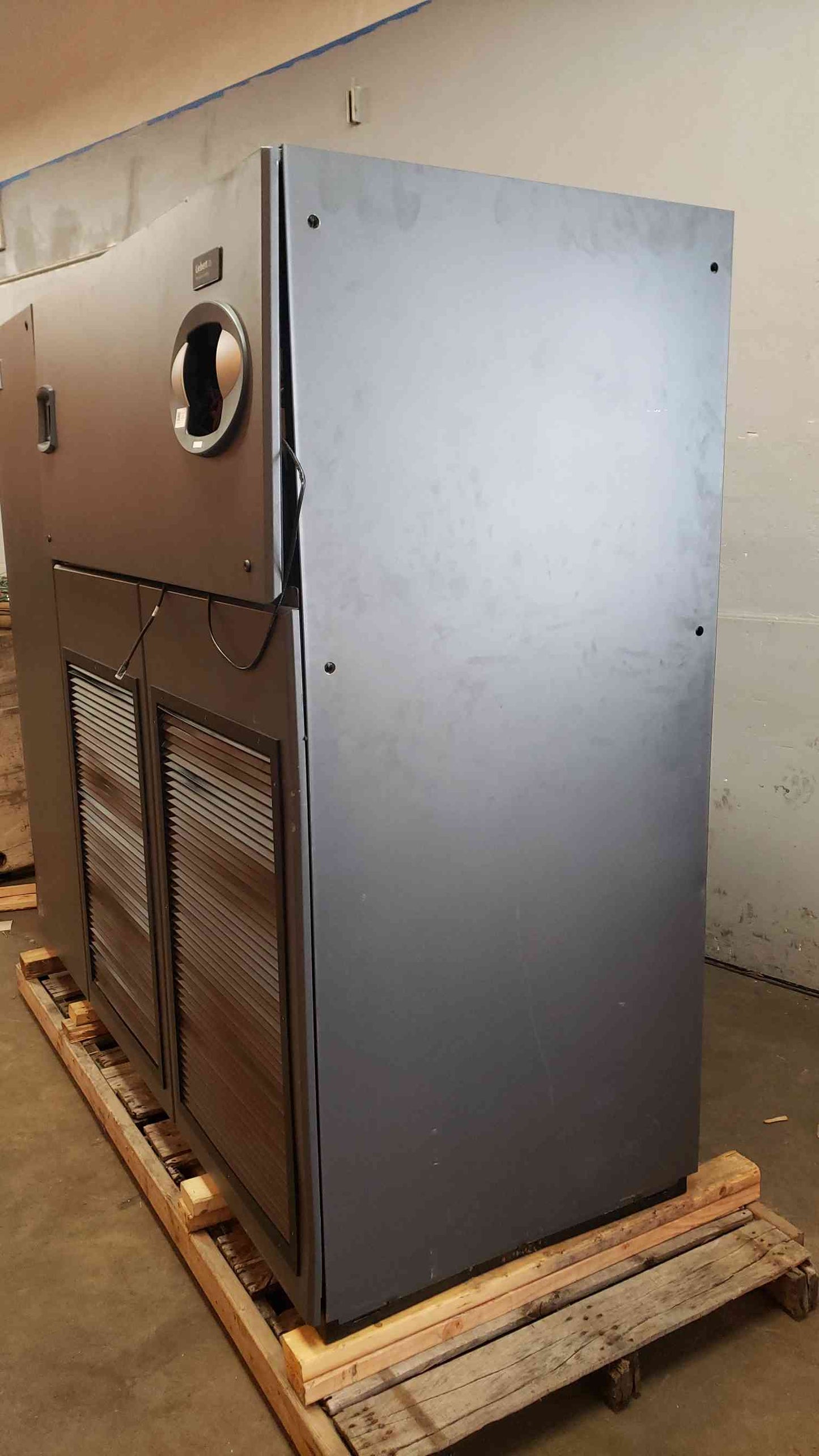 Liebert CRAC 12 Ton UPFLOW 460V 3PH VS042W Water / Glycooled(104567)