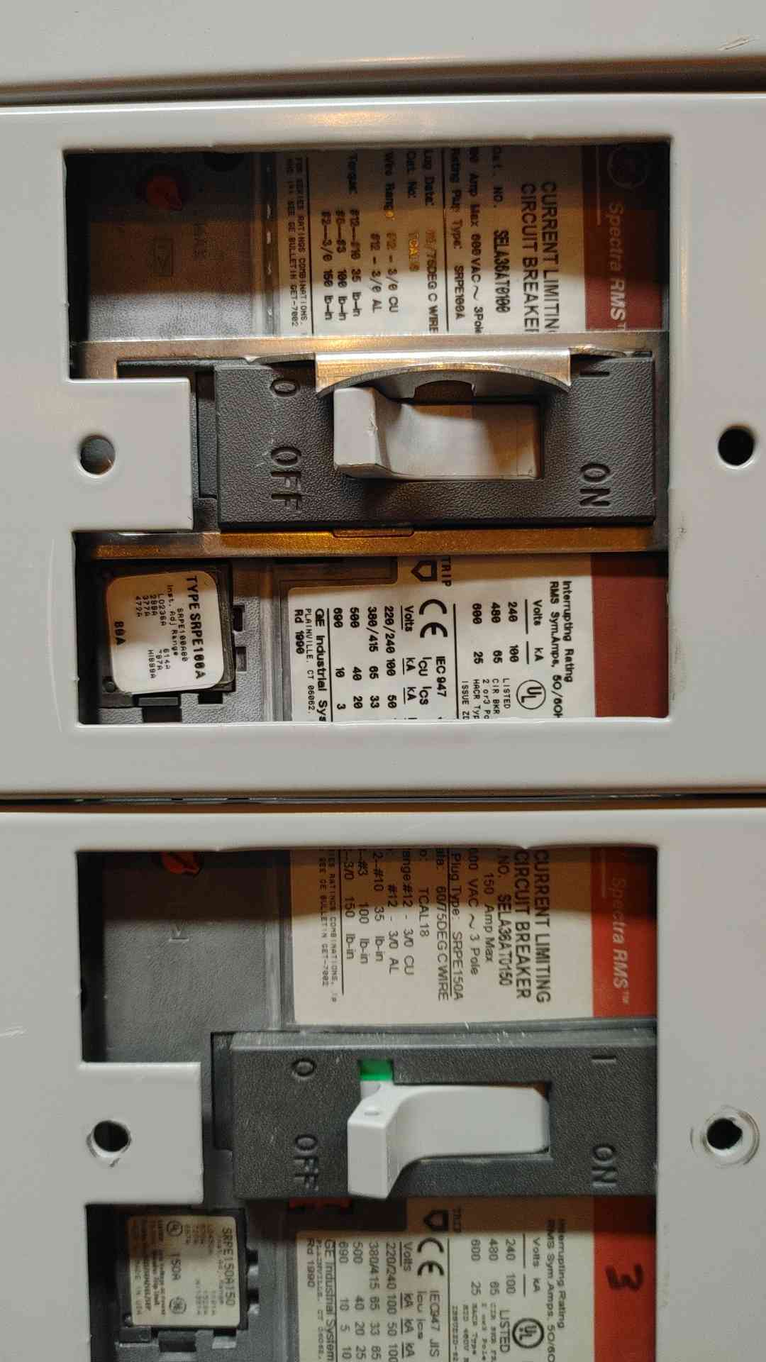 GE Spectra Series 2000A 3PH 480V 3W Breaker Panelboard 9 Breaker + Main + Surge