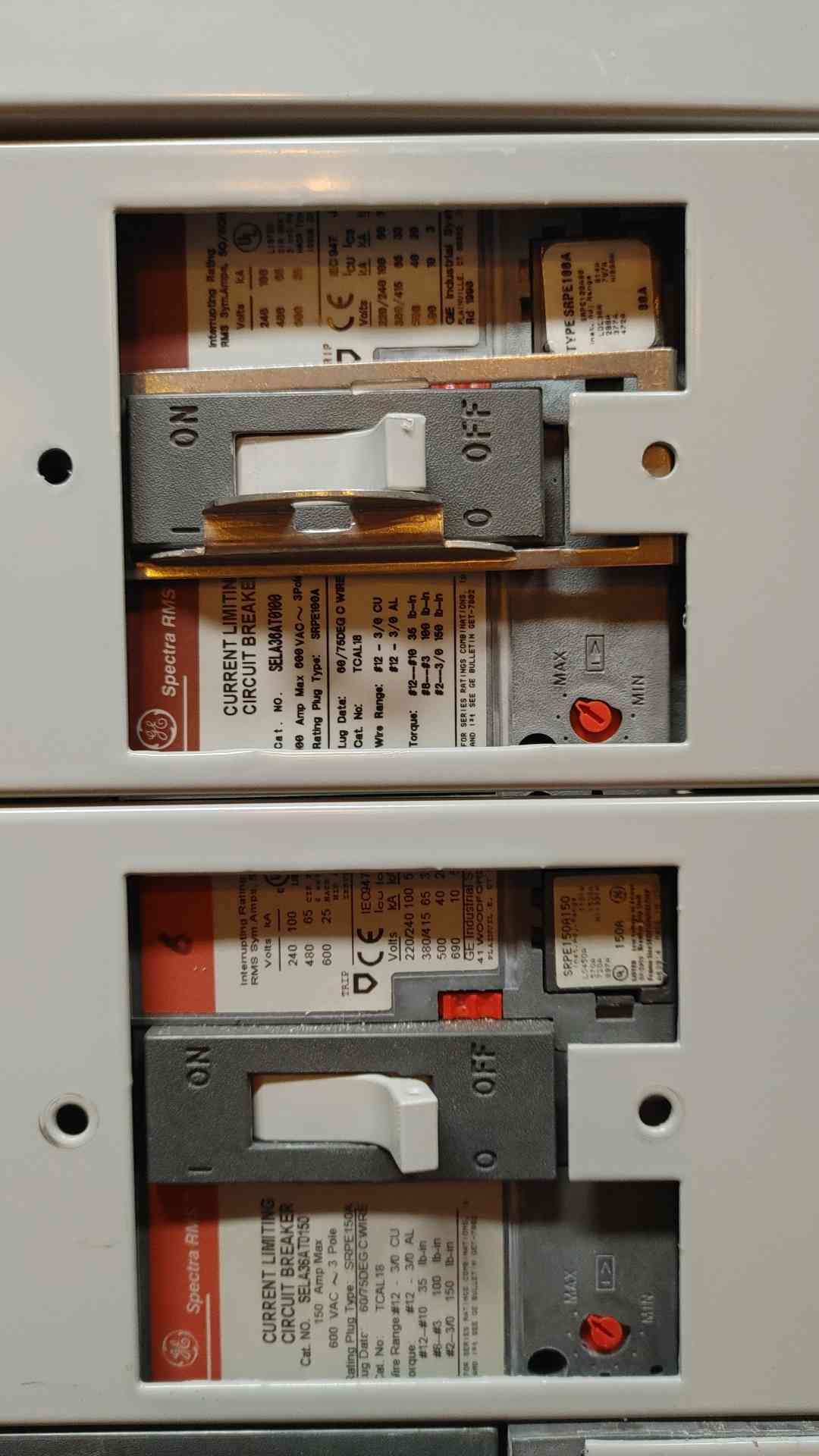 GE Spectra Series 2000A 3PH 480V 3W Breaker Panelboard 9 Breaker + Main + Surge