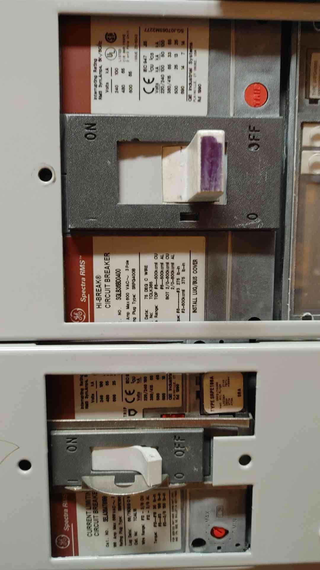 GE Spectra Series 2000A 3PH 480V 3W Breaker Panelboard 9 Breaker + Main + Surge