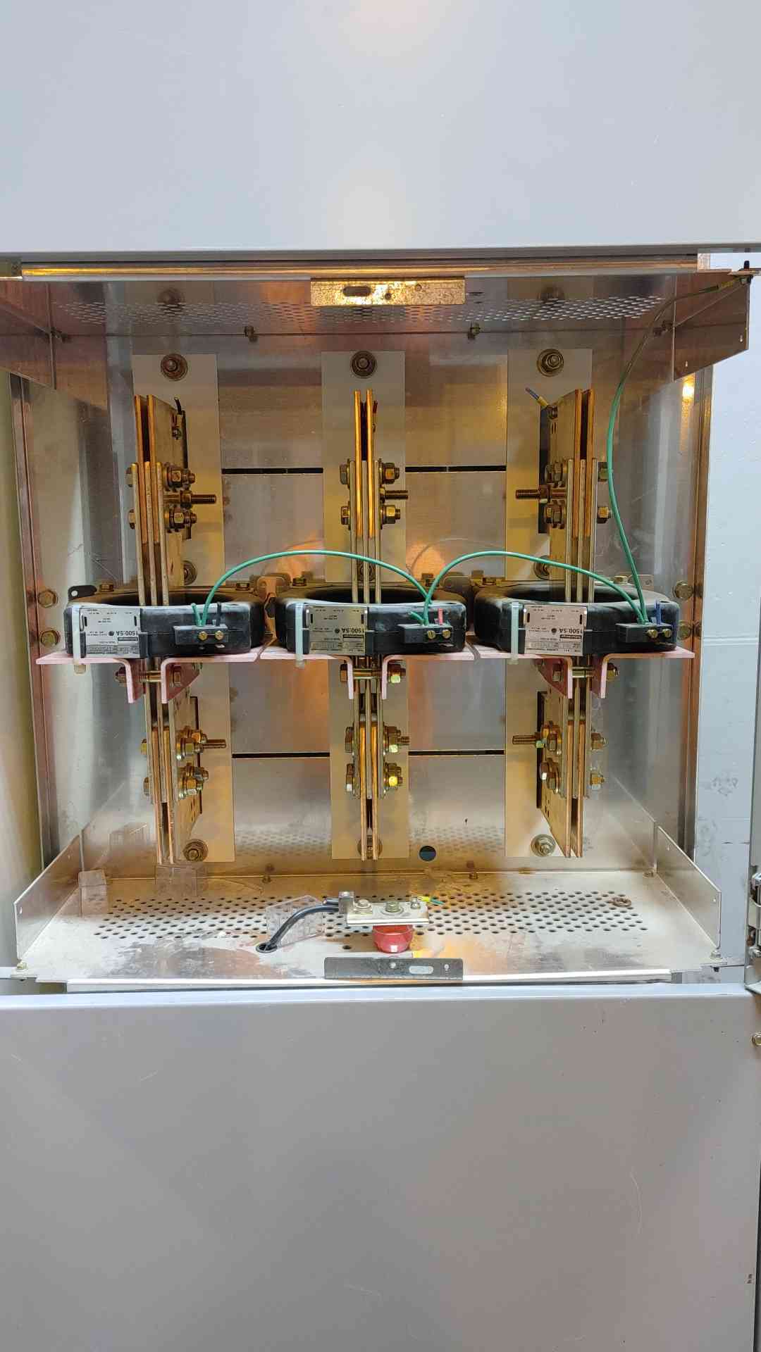 GE Spectra Switchboard 3000A 208Y/120V 3PH 4W 4 Section TP3030 Switchgear