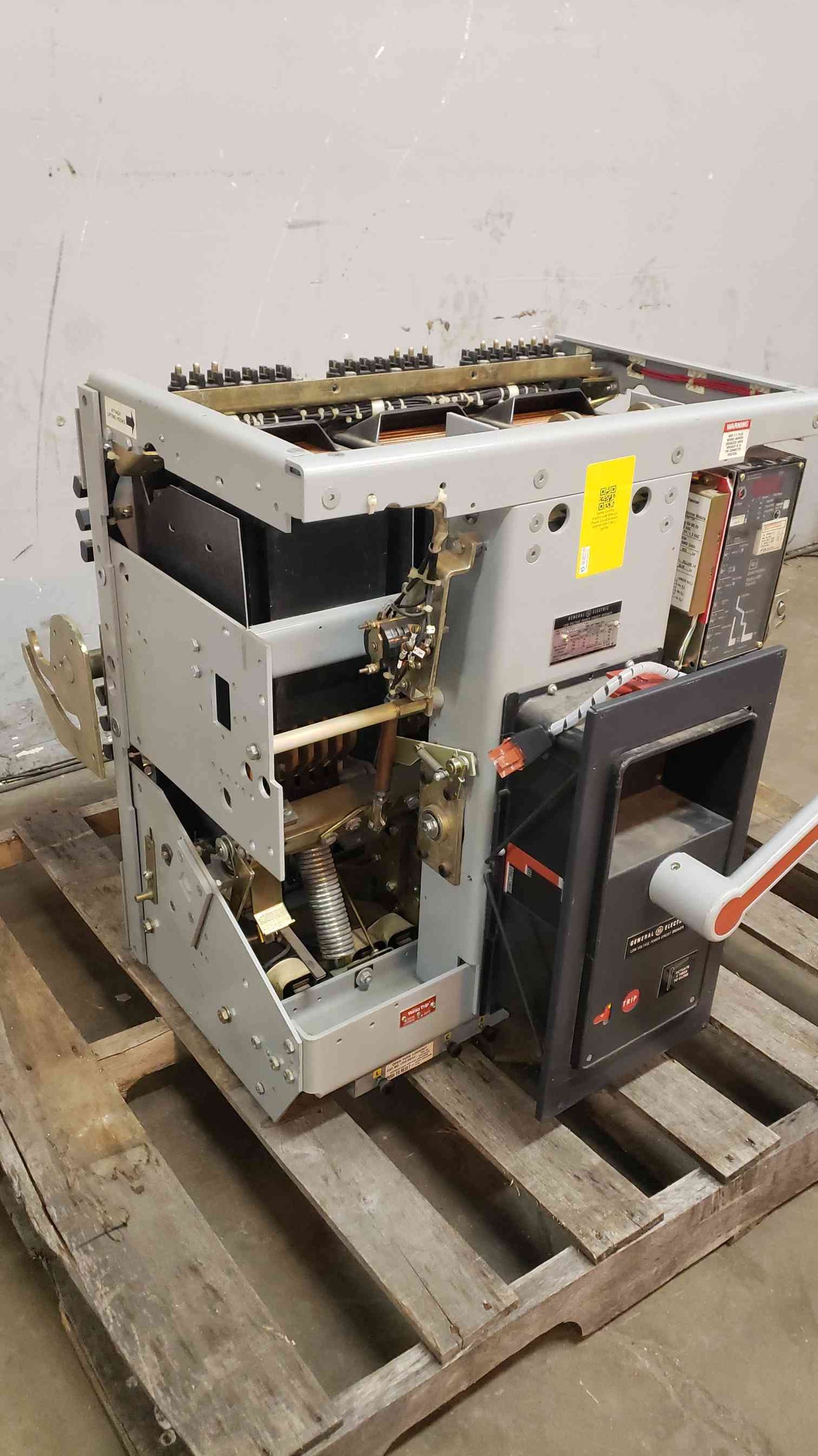 GE 4000A Low Voltage Power Circuit Breaker AKR-8D-100-1 (SKU: 108185
