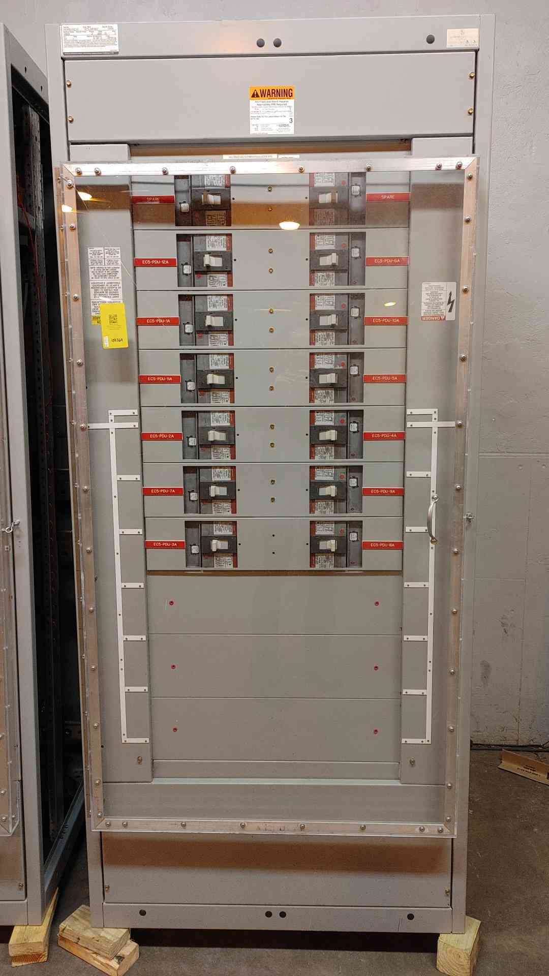 2000A GE Spectra Series Switchboard 3 Section 3PH 480V 28 Distribution & Meter