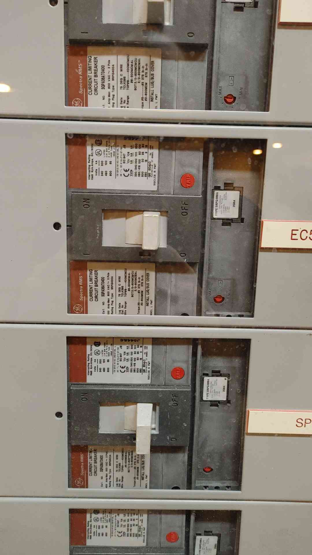 2000A GE Spectra Series Switchboard 3 Section 3PH 480V 28 Distribution & Meter