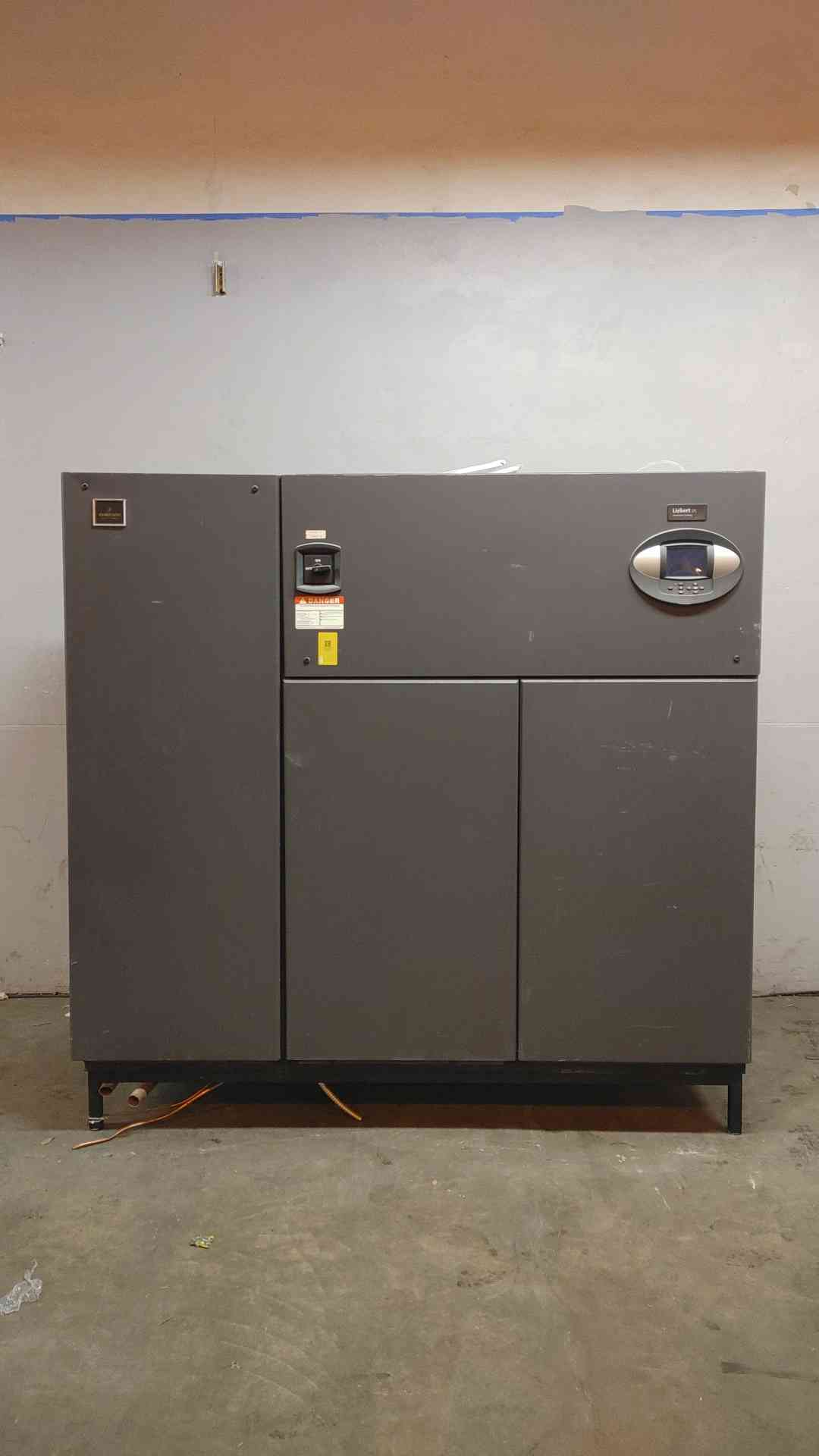 Liebert 12 Ton Downflow CRAC Unit DS035W UAE0E1739A R407C