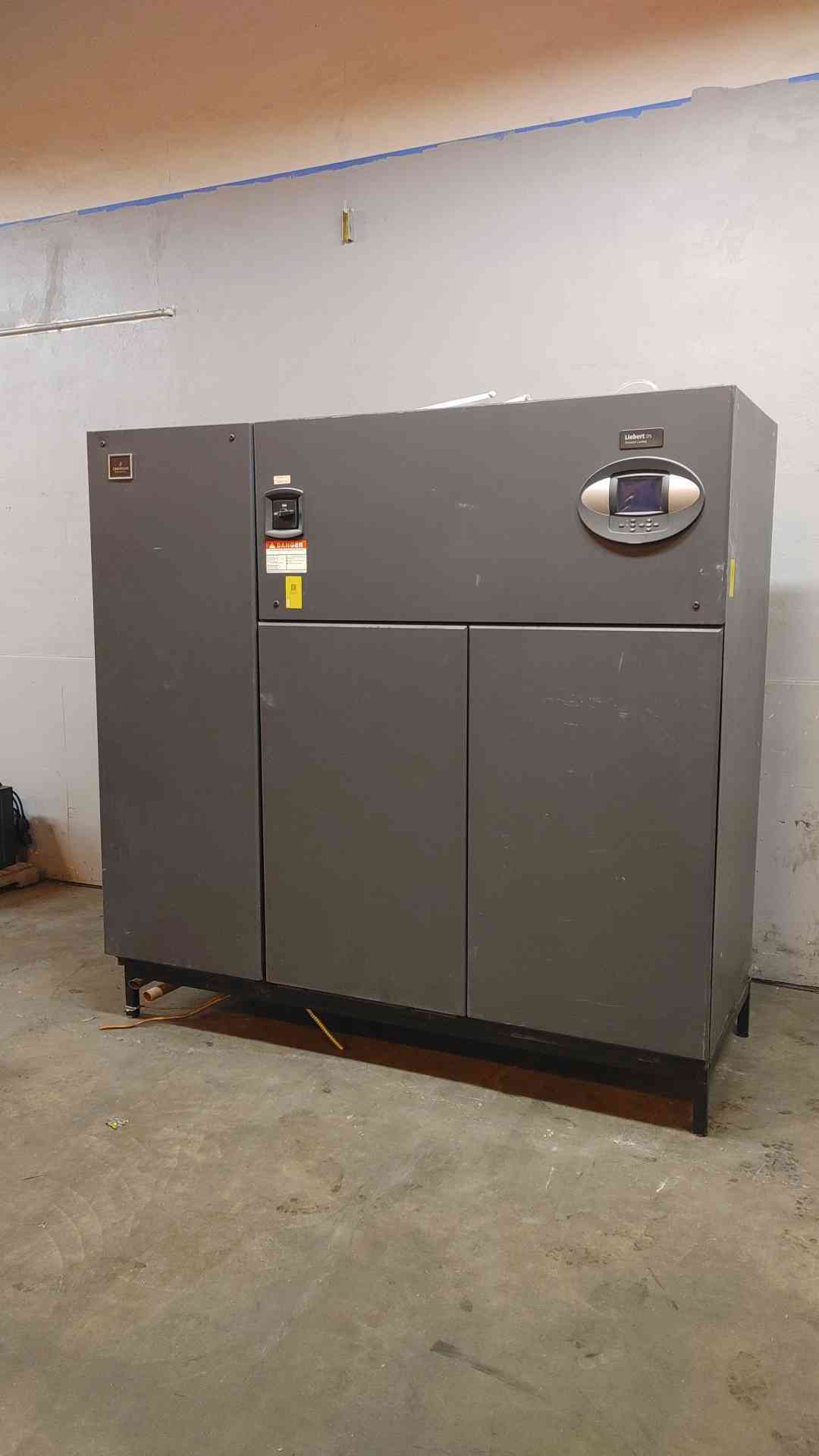 Liebert 12 Ton Downflow CRAC Unit DS035W UAE0E1739A R407C