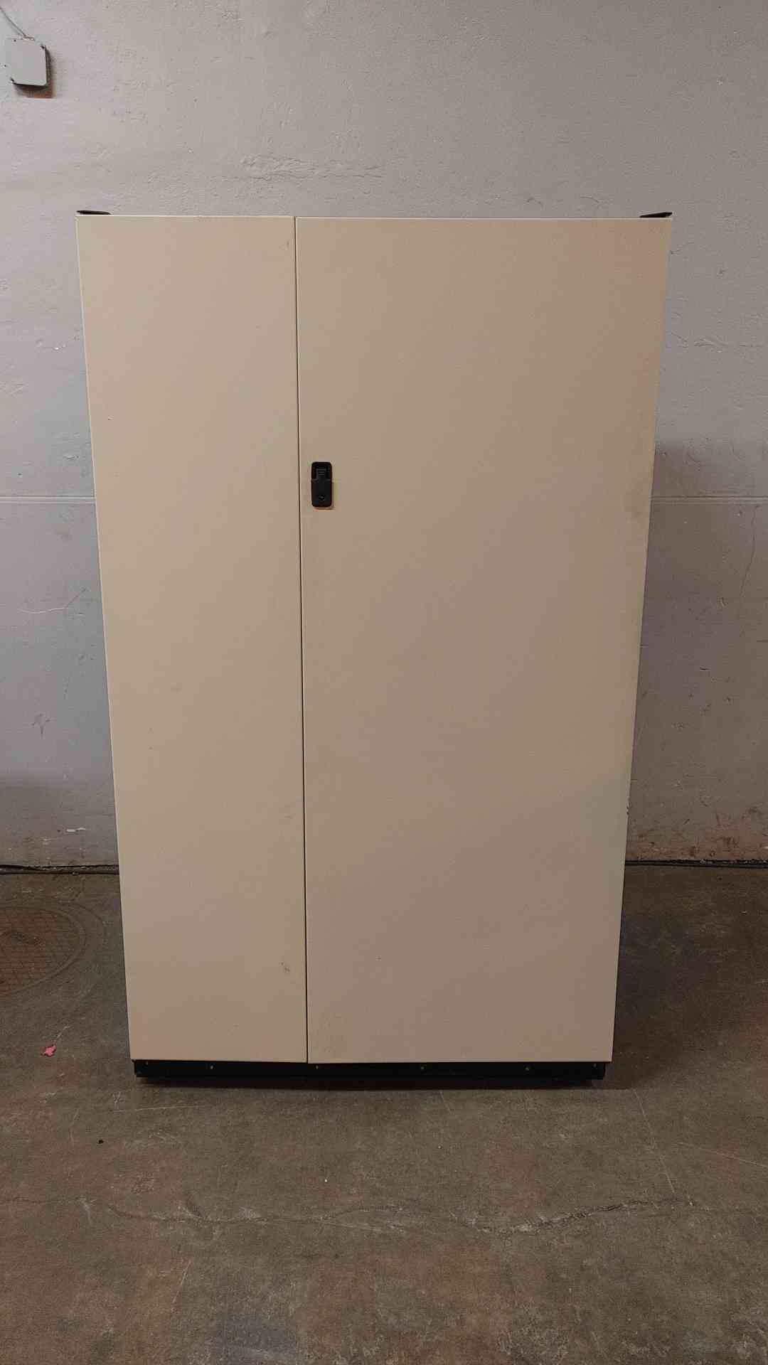 Eaton POWERWARE 9315-160 160KVA UPS 480v x 480v w/ 2 Battery Cabinets (SKU: 110201)