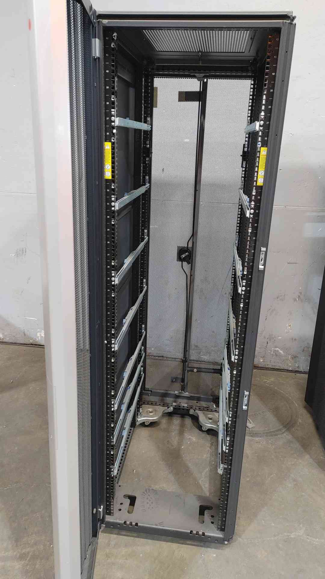 42U HP G2 Server Rack 383573-001 Doors & 1 Side (SKU: 110756)