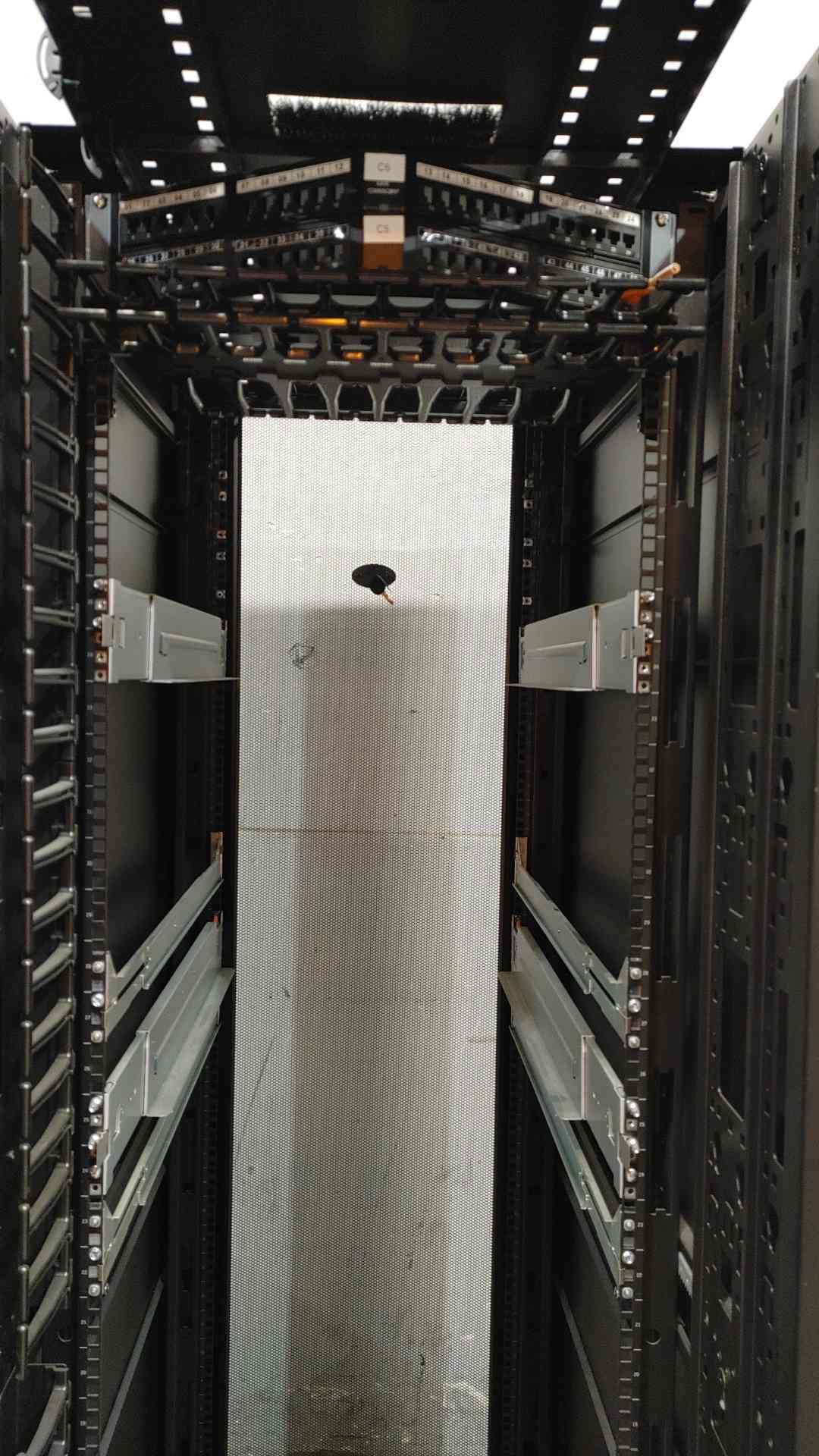 APC 42U Fully Enclosed Server Rack AR3300 (110734)