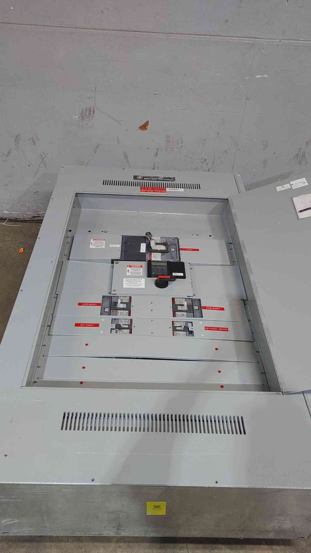 GE Spectra Series 800A 480VAC 3PH 3W Top Feed Panelboard 5 Breakers (SKU: 110772)