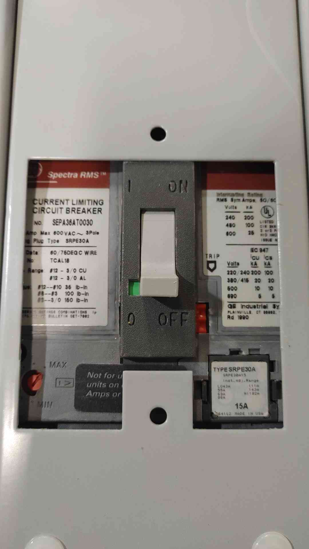 GE Spectra Series 800A 480VAC 3PH 3W Top Feed Panelboard 5 Breakers (SKU: 110772)