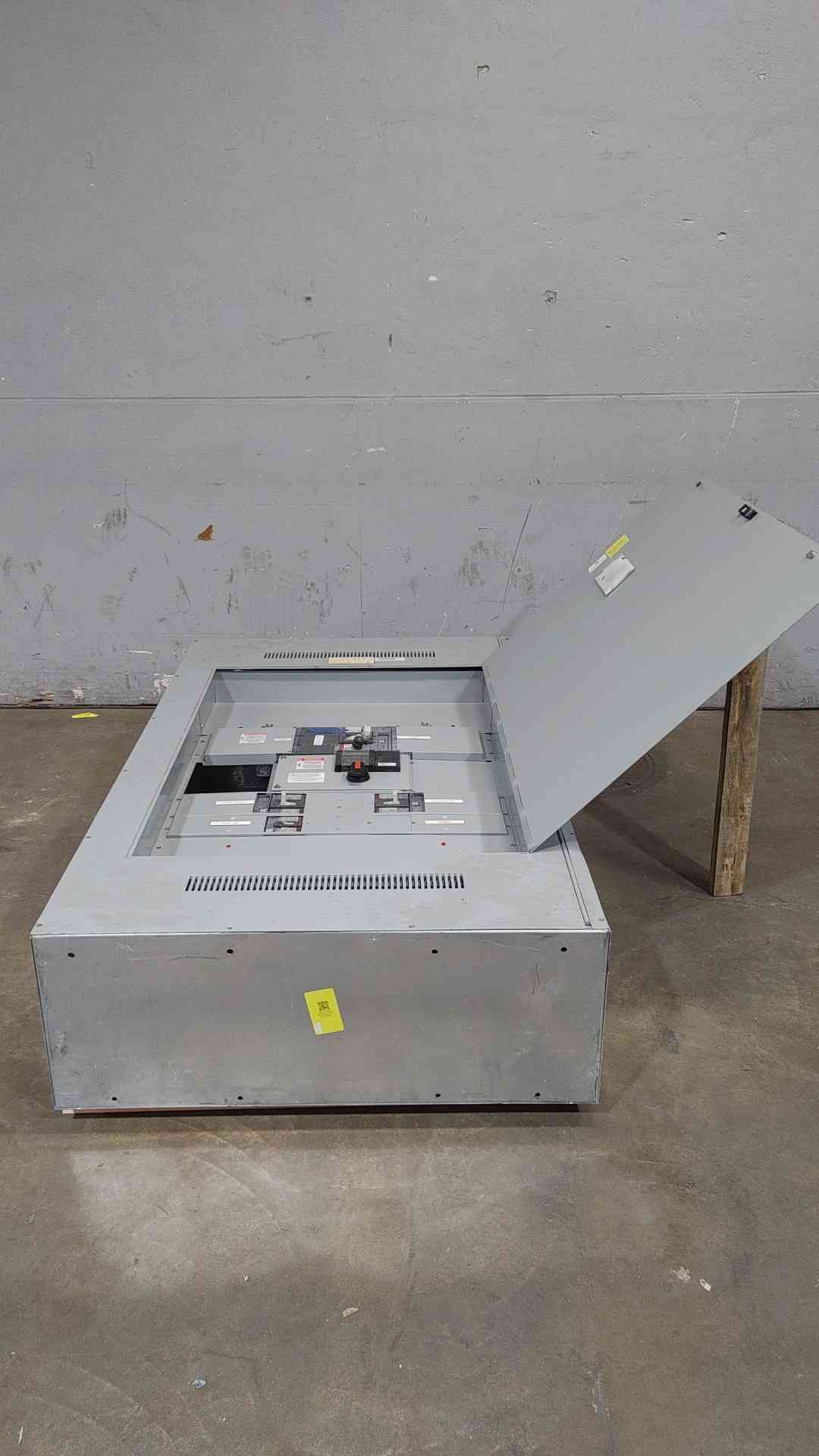 GE Spectra Series 800A 480VAC 3PH 3W Top Feed 4 Breaker Panelboard (SKU: 110906)