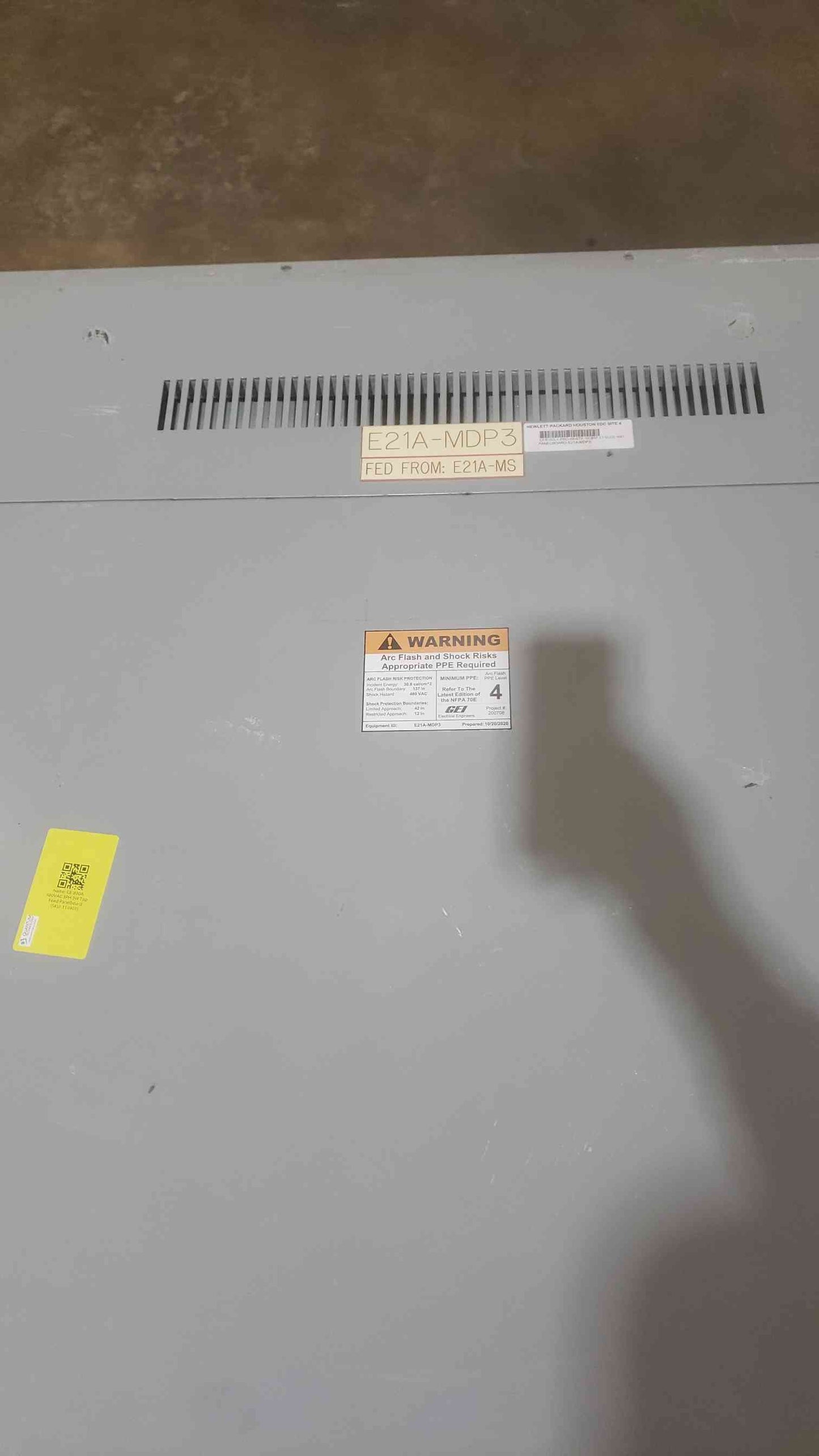 GE 800A Spectra Series 480VAC 3PH 3W Top Feed Panelboard APN 3 Breaker Panelboard