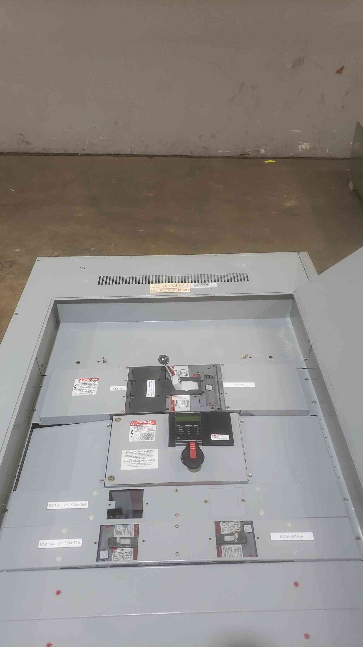 GE 800A Spectra Series 480VAC 3PH 3W Top Feed Panelboard APN 3 Breaker Panelboard