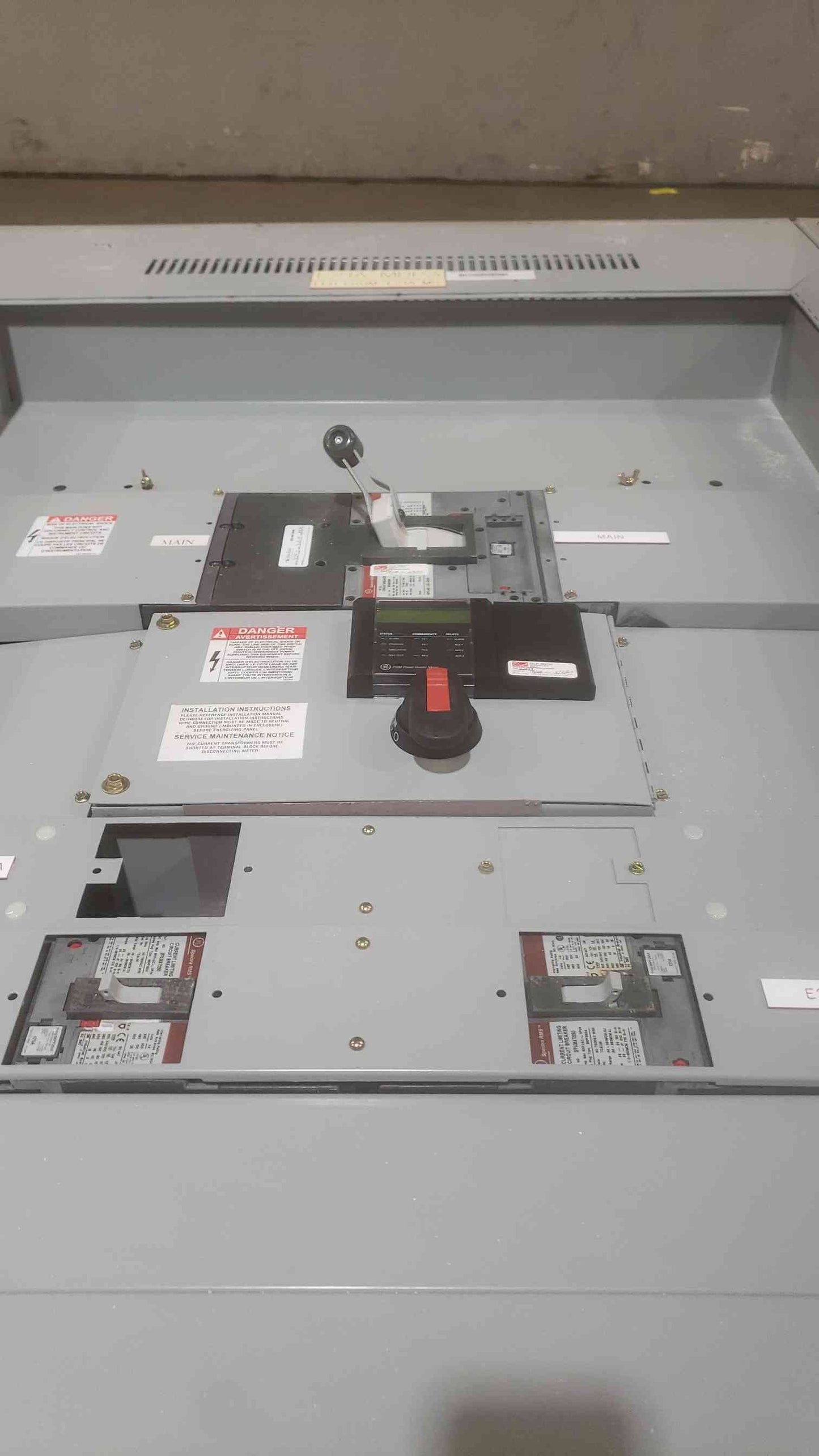 GE 800A Spectra Series 480VAC 3PH 3W Top Feed Panelboard APN 3 Breaker Panelboard
