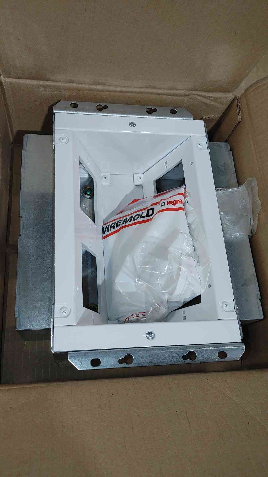 NEW Wiremold Evolution Wall Box Flat Screen 4-Gang EFSB4