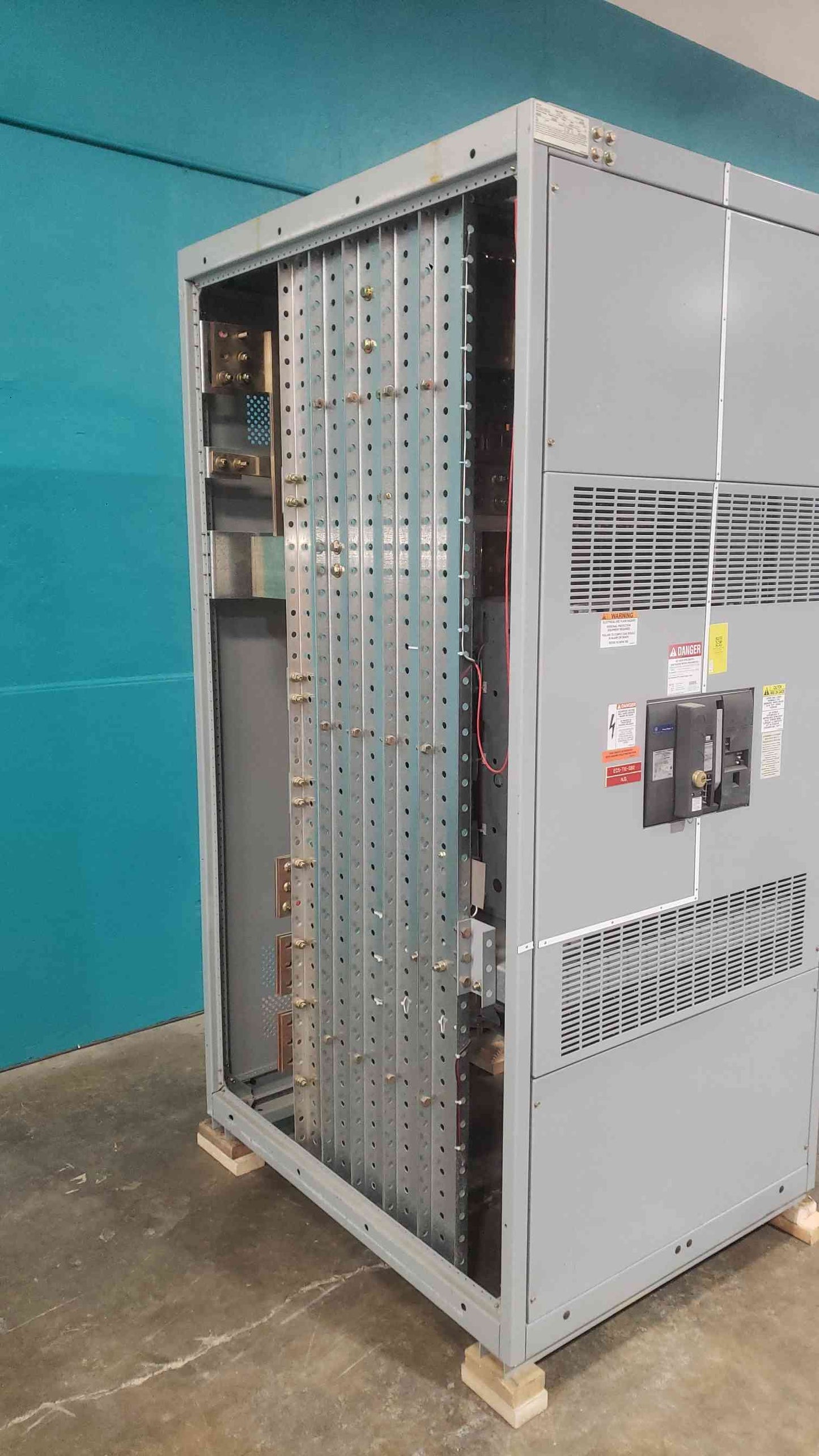 GE Power Break II SSD40B440H 4000A 3-Pole 600V Insulated Case Circuit Breaker in Switchboard Section (SKU: 113121)