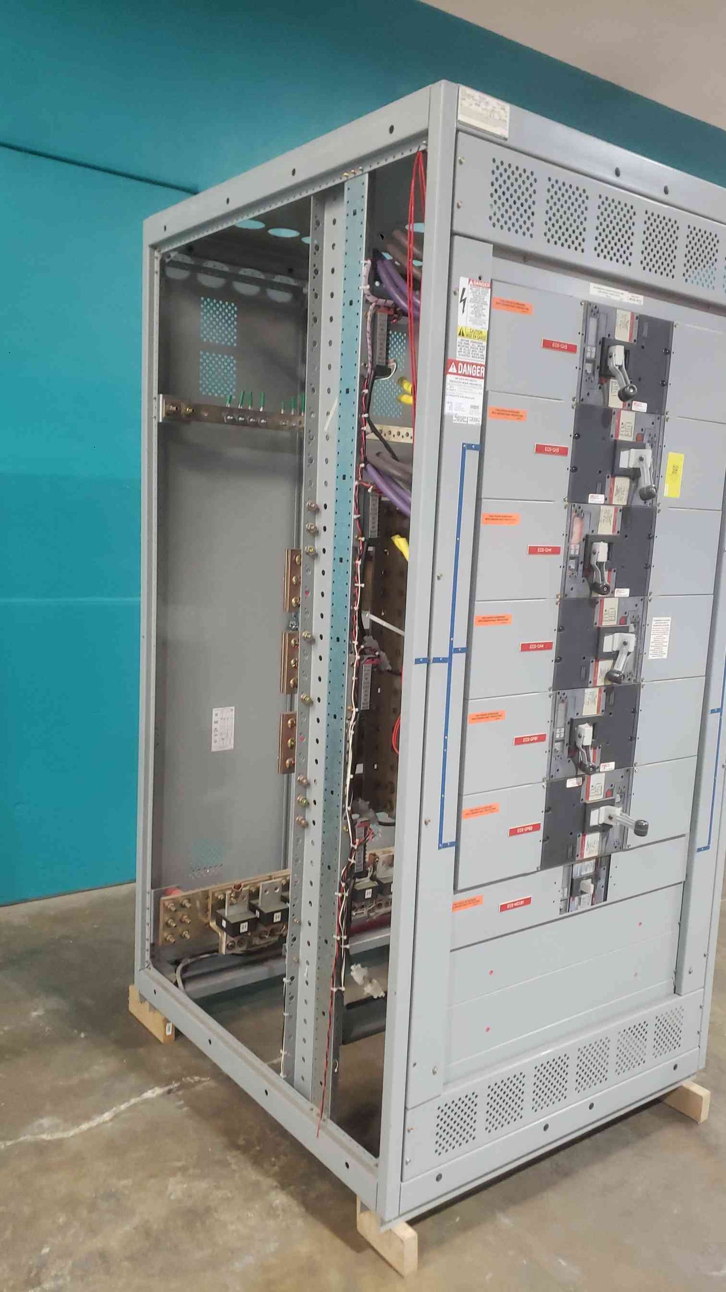 GE Spectra Series 4000A Switchboard Section | 480Y/277V 3PH 4W | (6) 800A & (1) 400A 3-Pole Breakers(SKU: 113125)