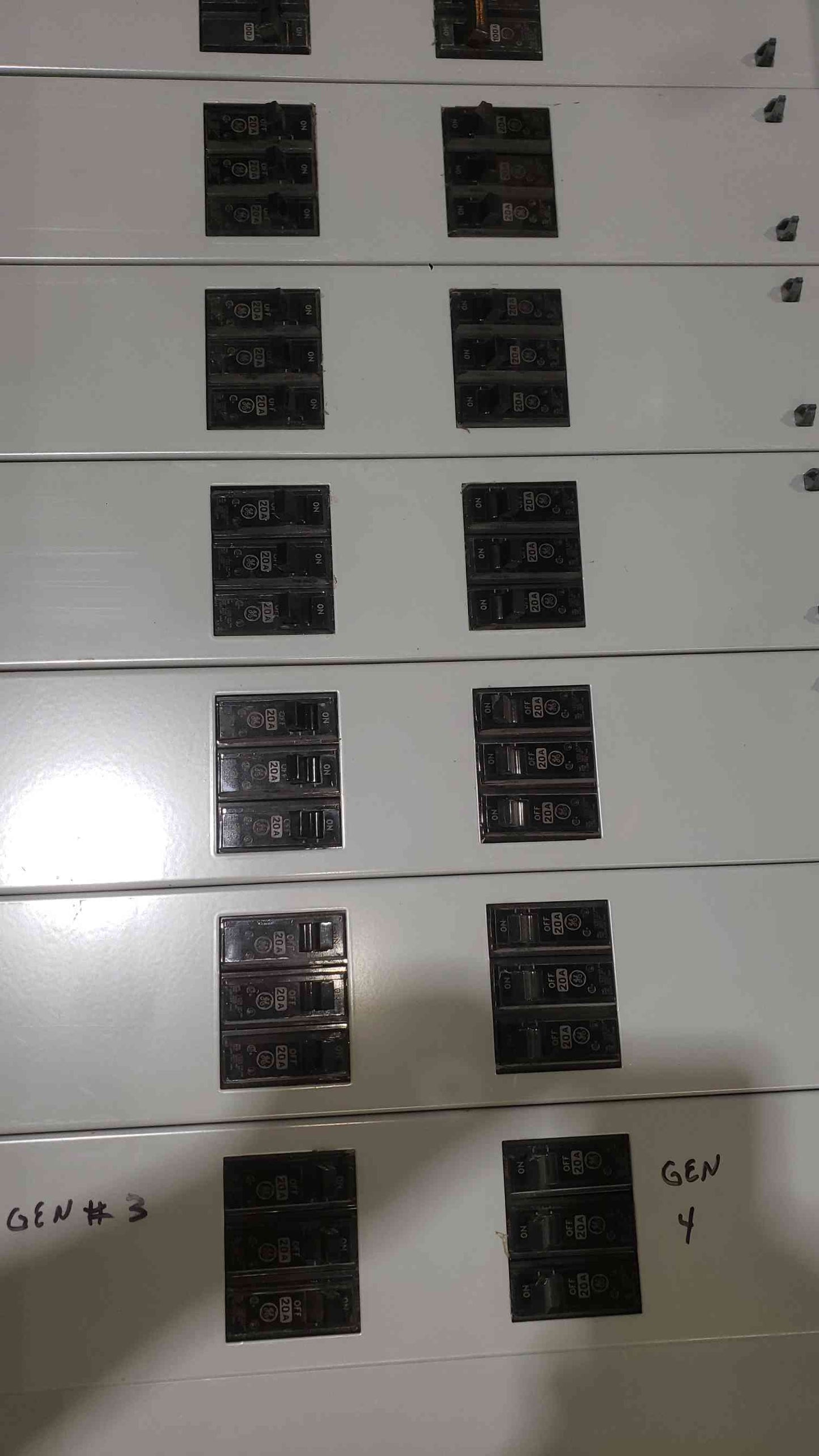 GE Spectra Panelboard APN 600A 208Y/120V 3PH 6x 20A 2x 100A Breakers