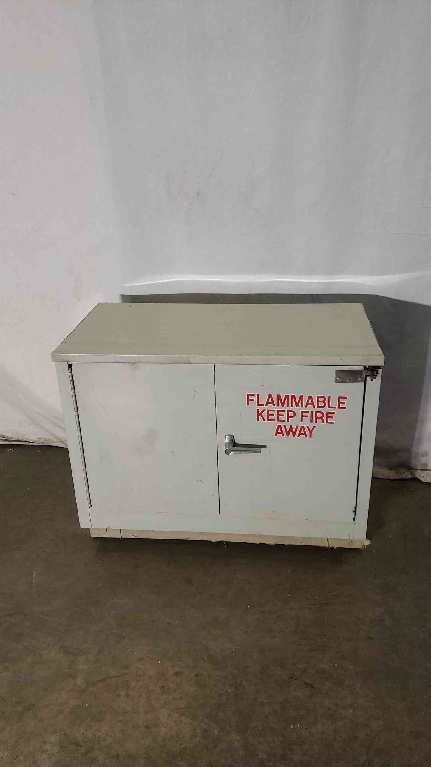 24x22x35 1 Door Flammable Cabinet White(100249)