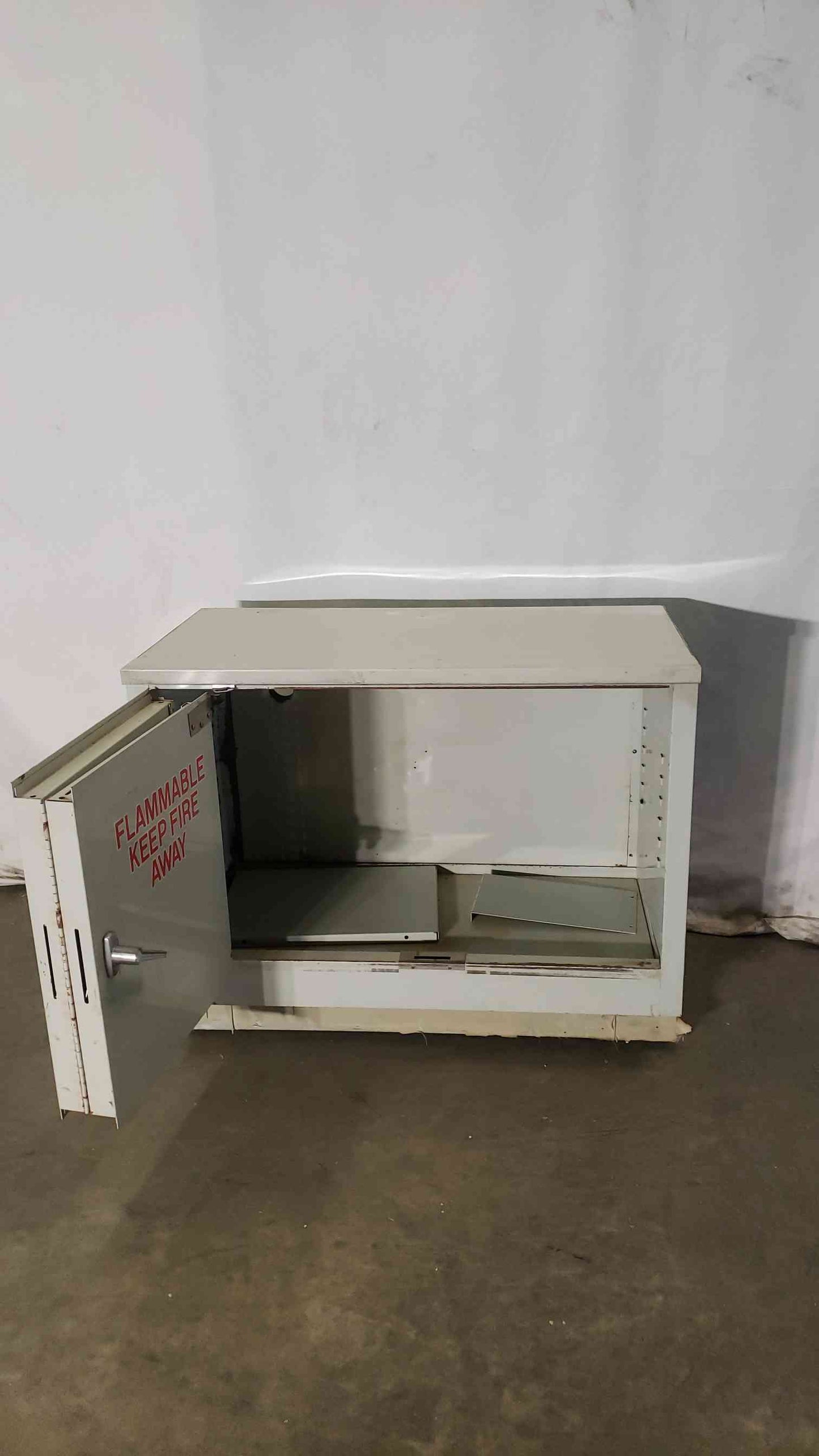 24x22x35 1 Door Flammable Cabinet White(100249)