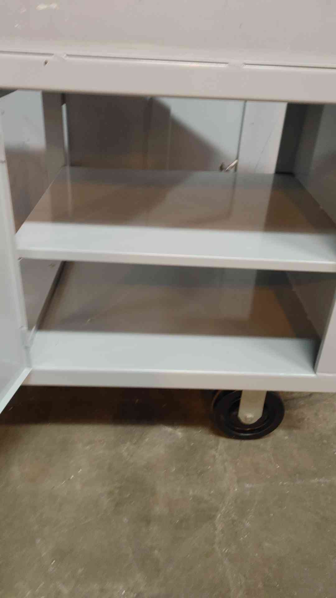 Mobile Cart Metal 2 Doors & Shelf Crash Cart (109176)