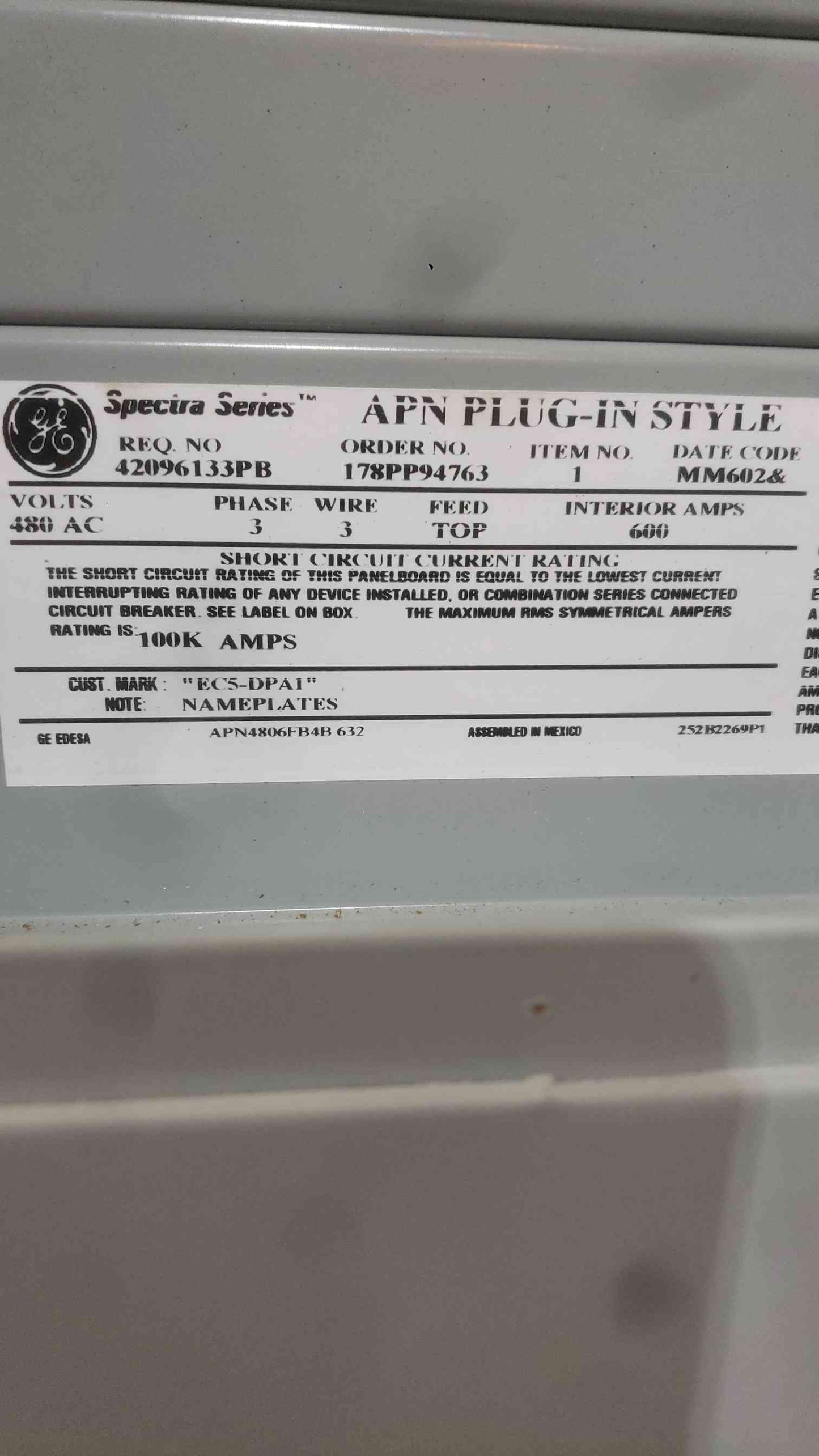 GE Spectra Series 600A 480V Panelboard w/ 20x SEPA36AT0030 30A 3-Pole Breakers