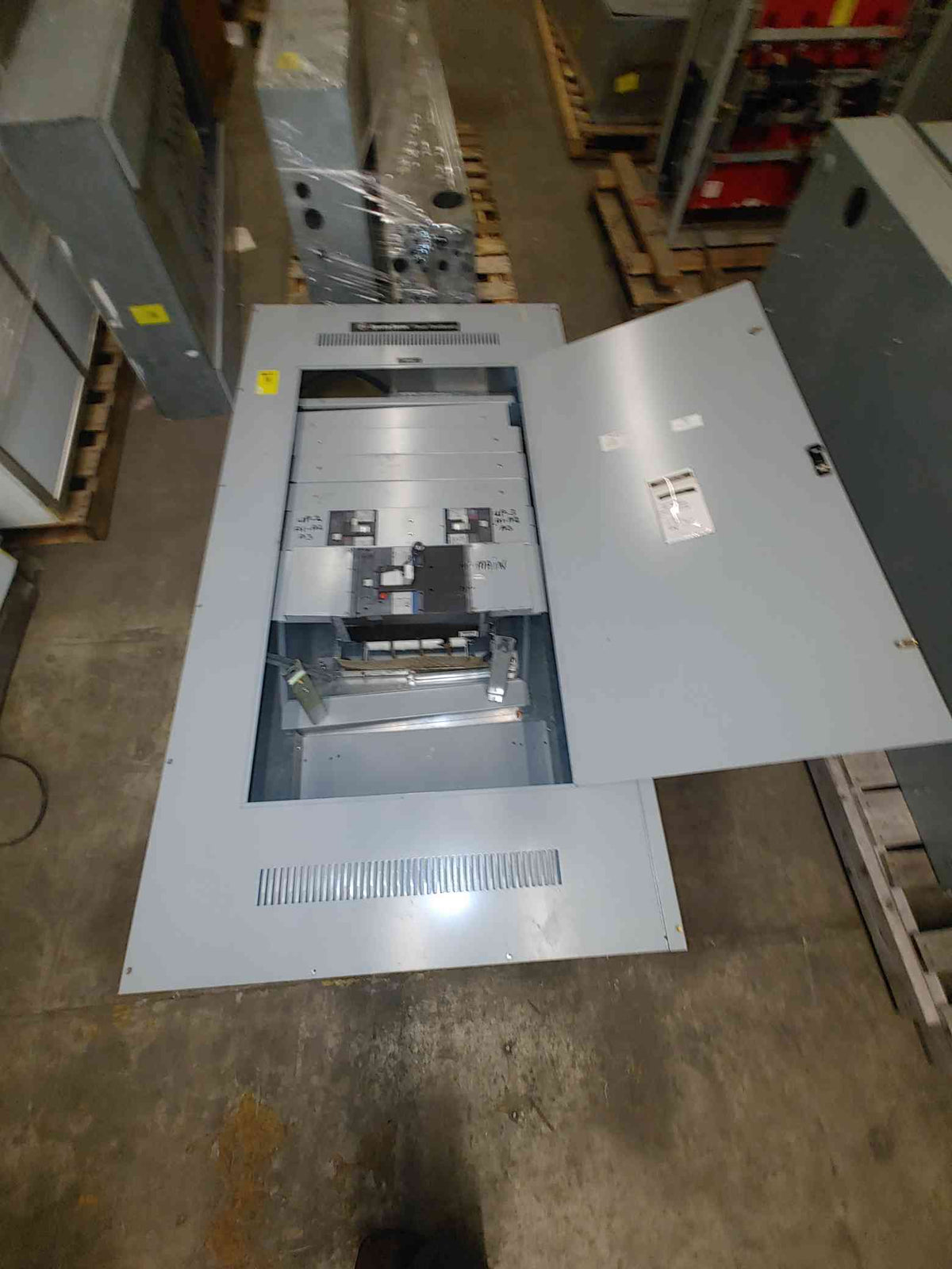 GE Spectra 800A 480V Panelboard w/ 800 Amp Main & (2) 400A 3P Breakers