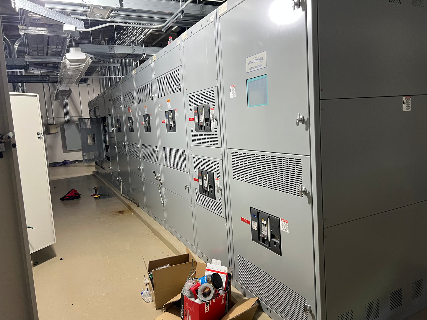GE 8 Section Powerware Switchgear 3200A 4000A 3PH 480V 9 Mains, Tie, & Distribution (108470)