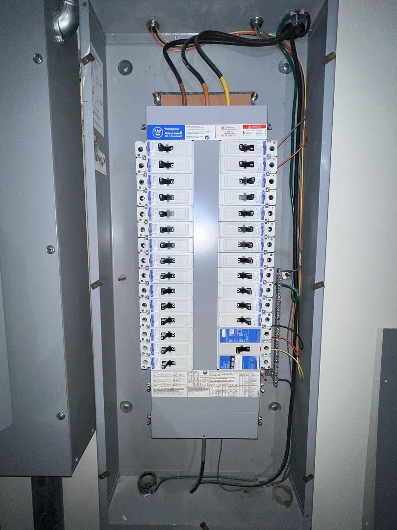 PowRLine PRL3 100A 480V, 277V Panelboard 28 Breakers w/ Main(S6LLST13330)