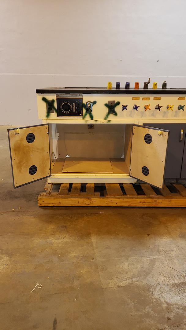 6' Duralab Fumehood bench with utility outlets(S6LLST10018)