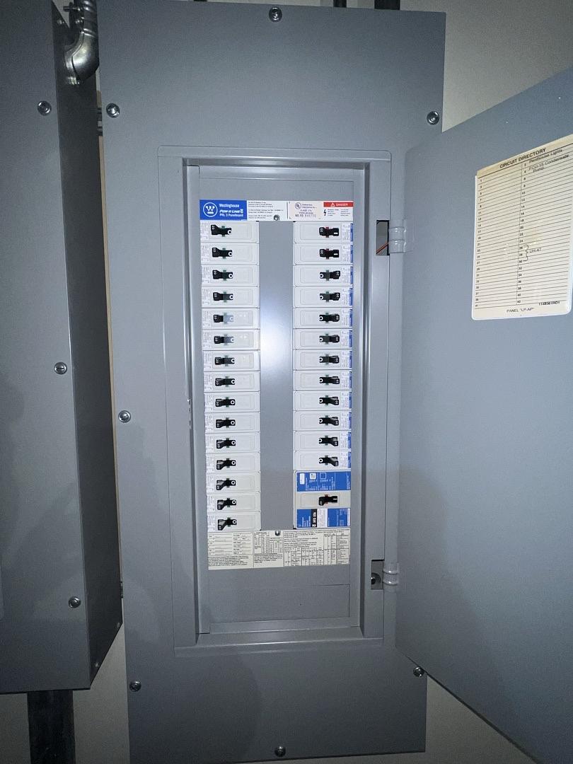 PowRLine PRL3 100A 480V, 277V Panelboard 28 Breakers w/ Main(S6LLST13330)