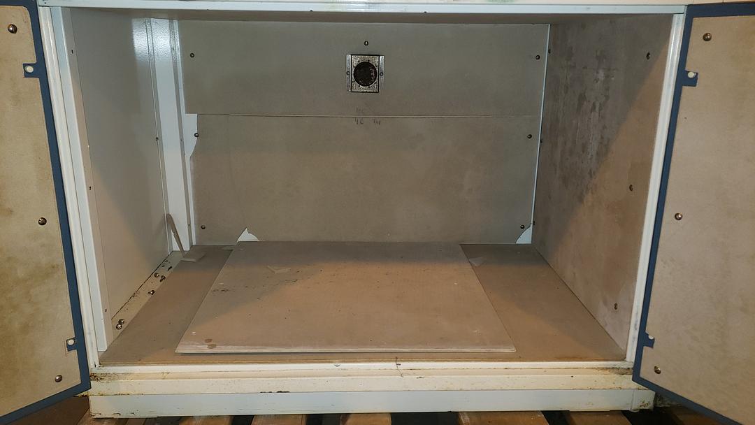 6' Duralab Fumehood bench with utility outlets(S6LLST10018)