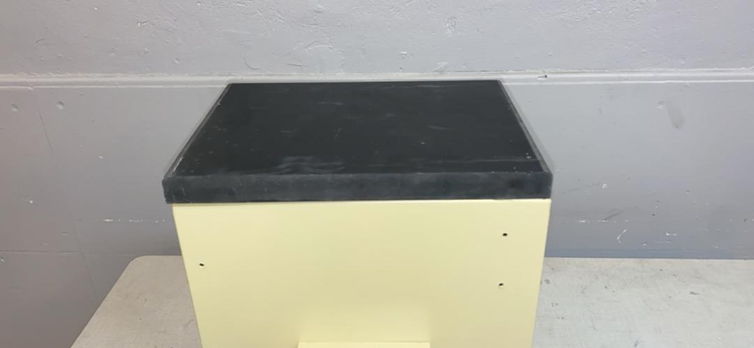 Lab Reagent Shelf Post with Plugs(S6LLST5167)