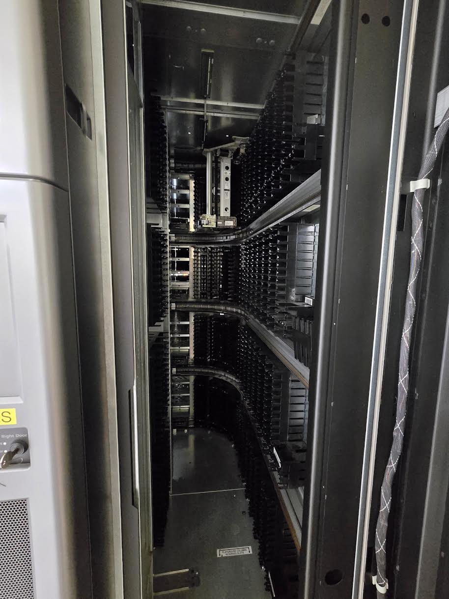 Oracle StorageTek SL8500 Enterprise Modular Tape Library System Robot Center