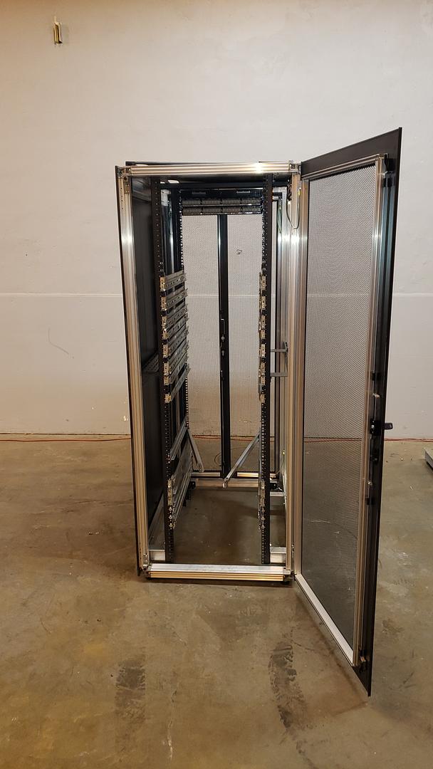 LIEBERT DCM RACK Extra Wire Server Rack