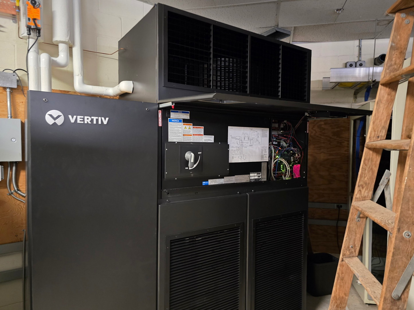 Liebert Vertiv 10 Ton VS035W Upflow AC 460v 3PH CRAC UNIT