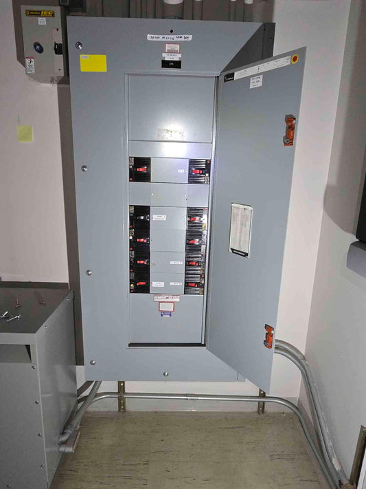 400A GE Panelboard 480v 3PH 8 Breakers (SKU: 111562)