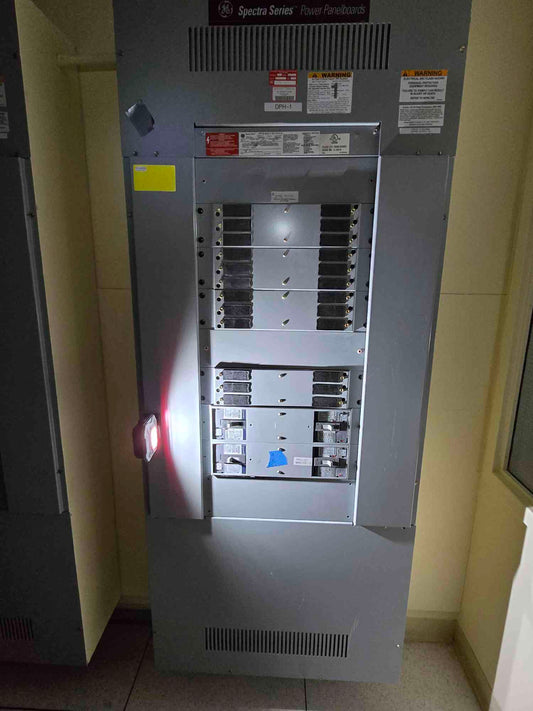 400A GE Spectra Series Power Panelboard 480Y/277 3PH 4 Installed Breakers