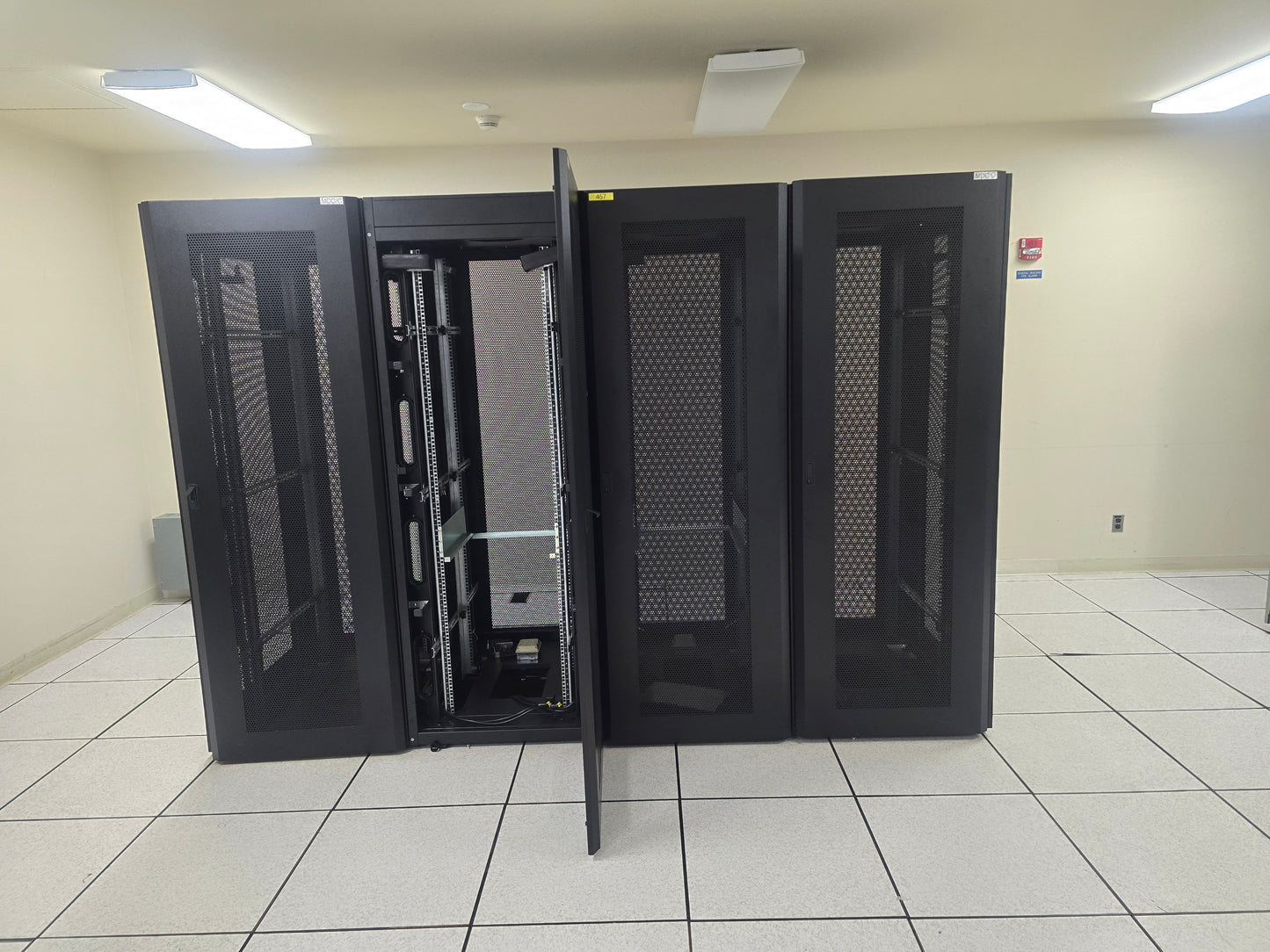 APC NetShelter SX 42U Server Rack Enclosure Data Center Cabinet AR3100