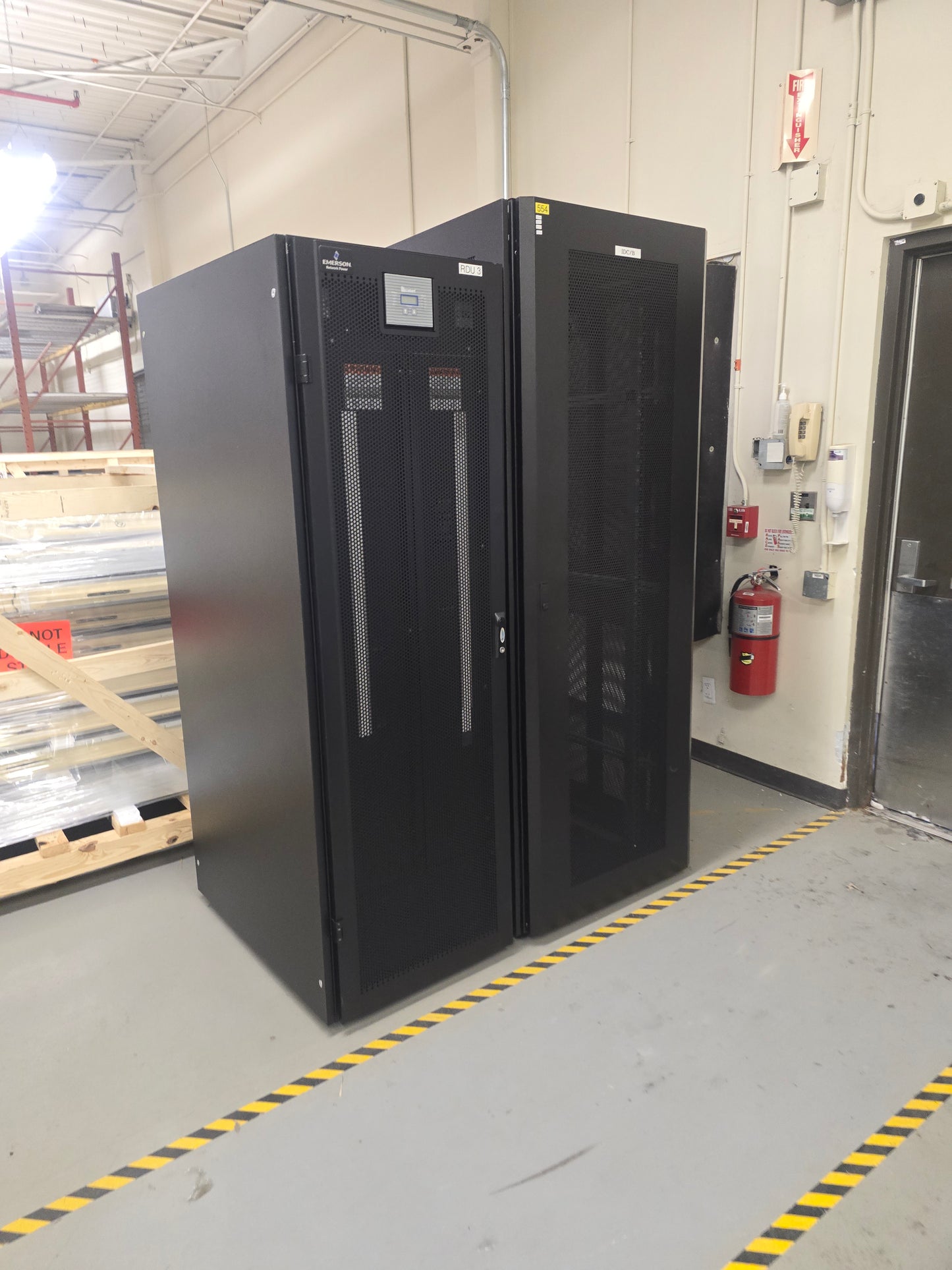 Liebert FDC FDC4424SB11 720A 208Y/120V 3 Phase Floor Power Distribution Cabinet