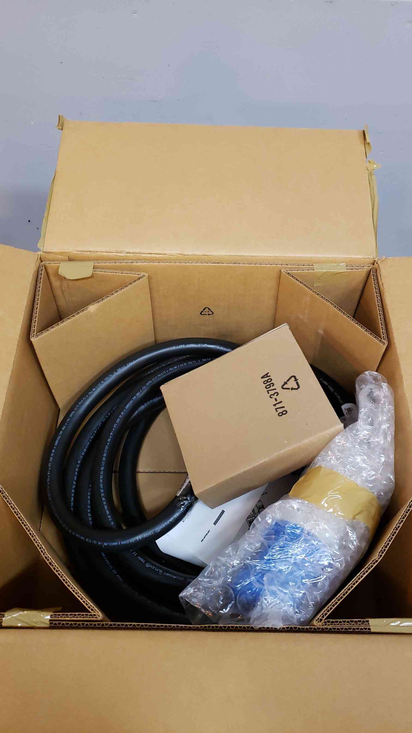 APC IT Power Distribution Module 3 Pole 4 Wire PDM3460IEC309800 NEW(100929)