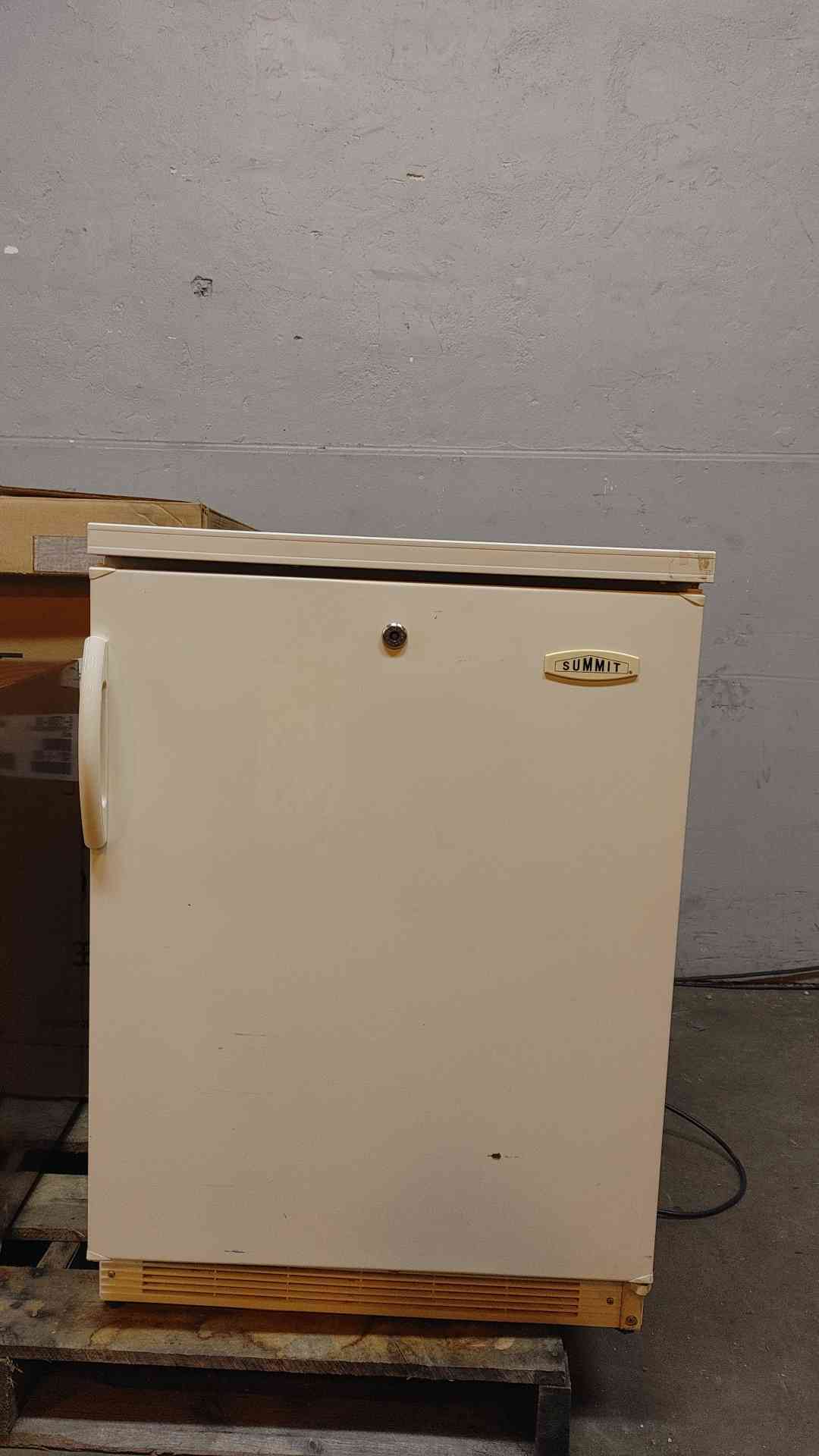Felix Storch Household Mini Refrigerator 1.3A 120VAC R134A HBS101