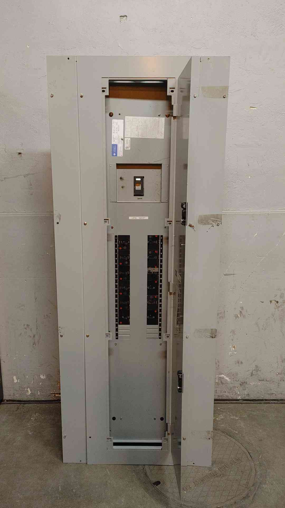 GE A-Series 2 Panelboard 600A 208Y/120V 3PH 4W AXB7N2 w/ Main