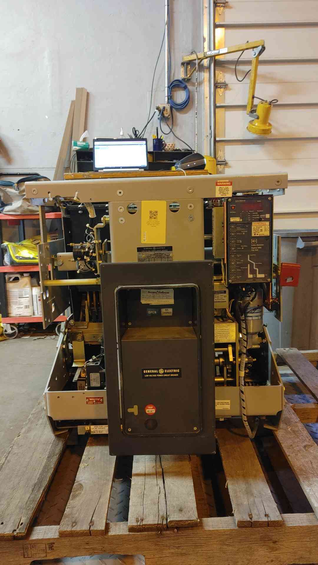 GE AKD 4000A Low Voltage Power Circuit Breaker AKK-8D-100-1 (SKU: 108188)