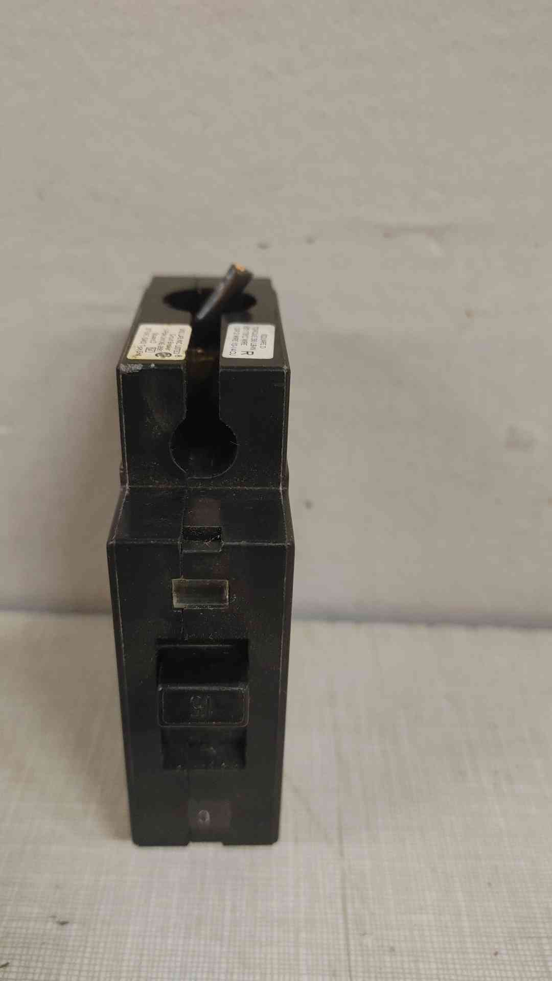 Square D EH14015 15 Amp 1 Pole Circuit Breaker * *